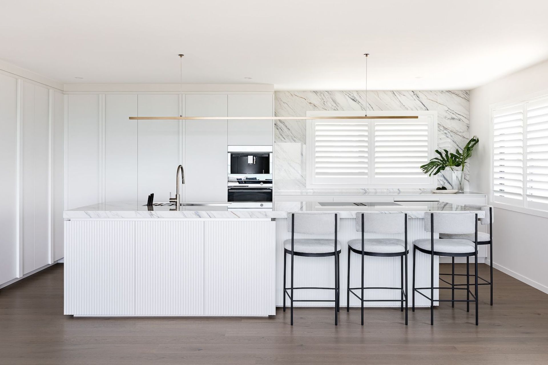 Dektron Trance was used to create a focal point in the kitchen-living area, fitting perfectly with the home’s tranquil coastal atmosphere.