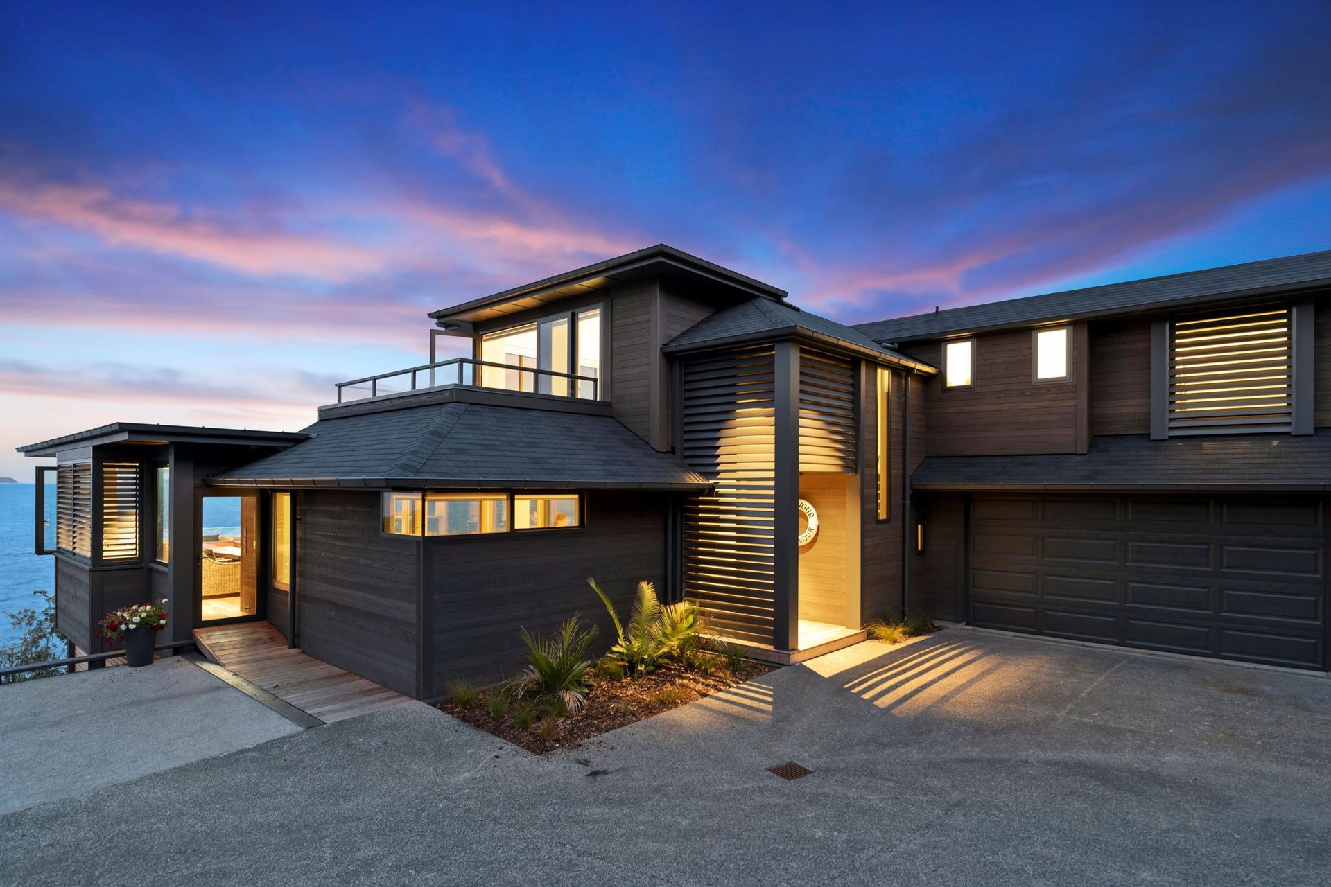 High-quality horizontal cedar cladding replaced the existing plaster cladding at Milly's home at Mariners Grove. | Photography: Bev Snyder