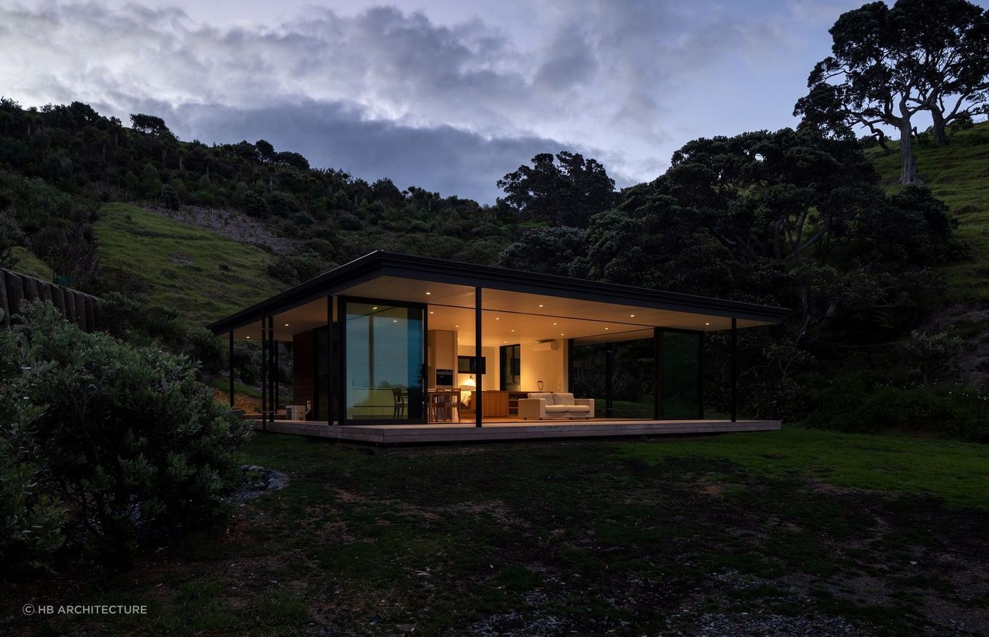 The sleek and stylish Matapouri Pavilion by Harris Butt Architecture. | Photography: Simon Devitt