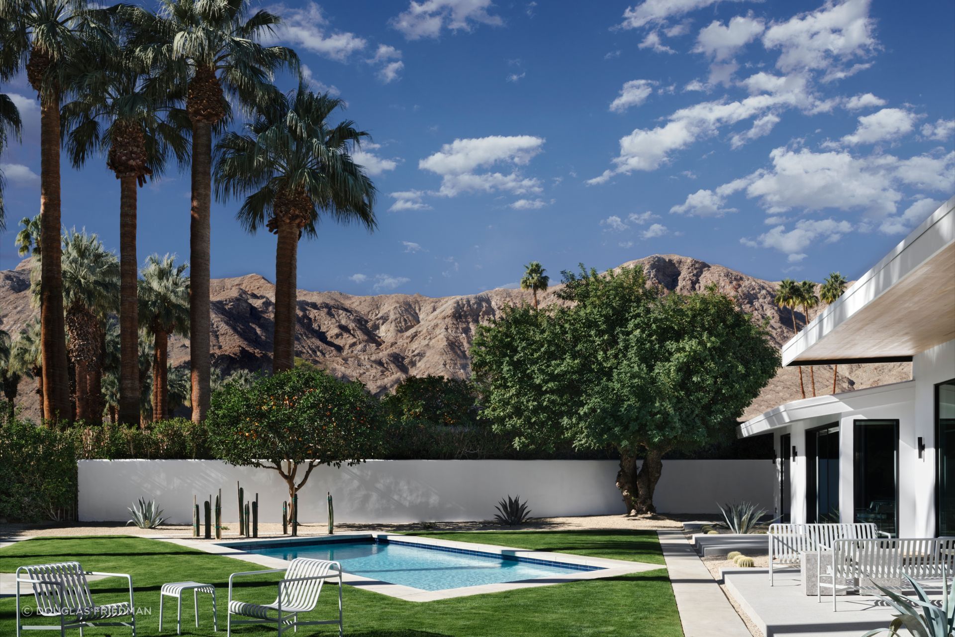 Inheriting an existing rhombus-shaped pool set at a random angle to the house, architect Jill Lewis and her team treated that original constraint as an asset, building the design around it rather than tearing it out.