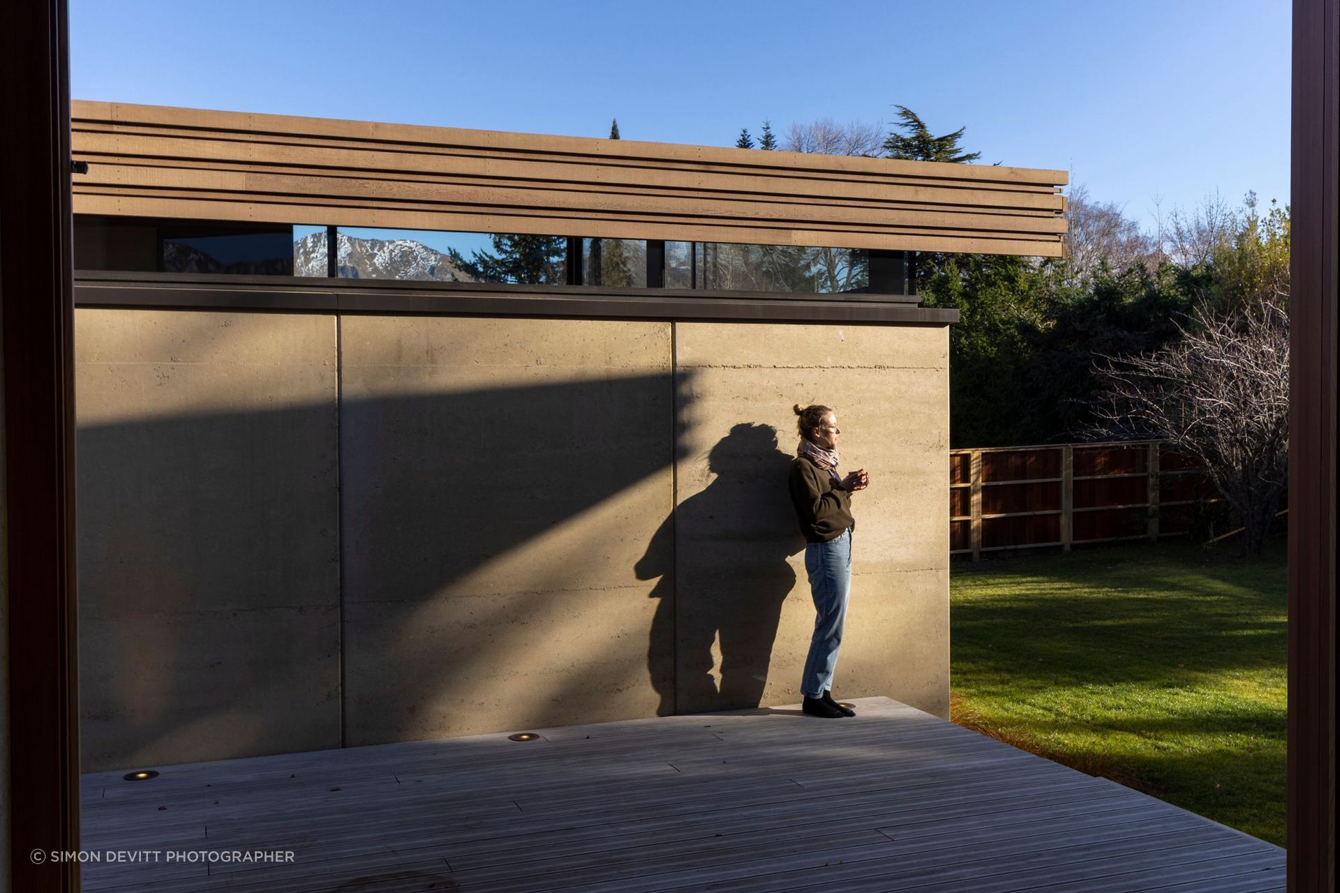 The courtyard between the two pavilions, providing a place of shelter from the sun and wind. | Photographer: Simon Devitt