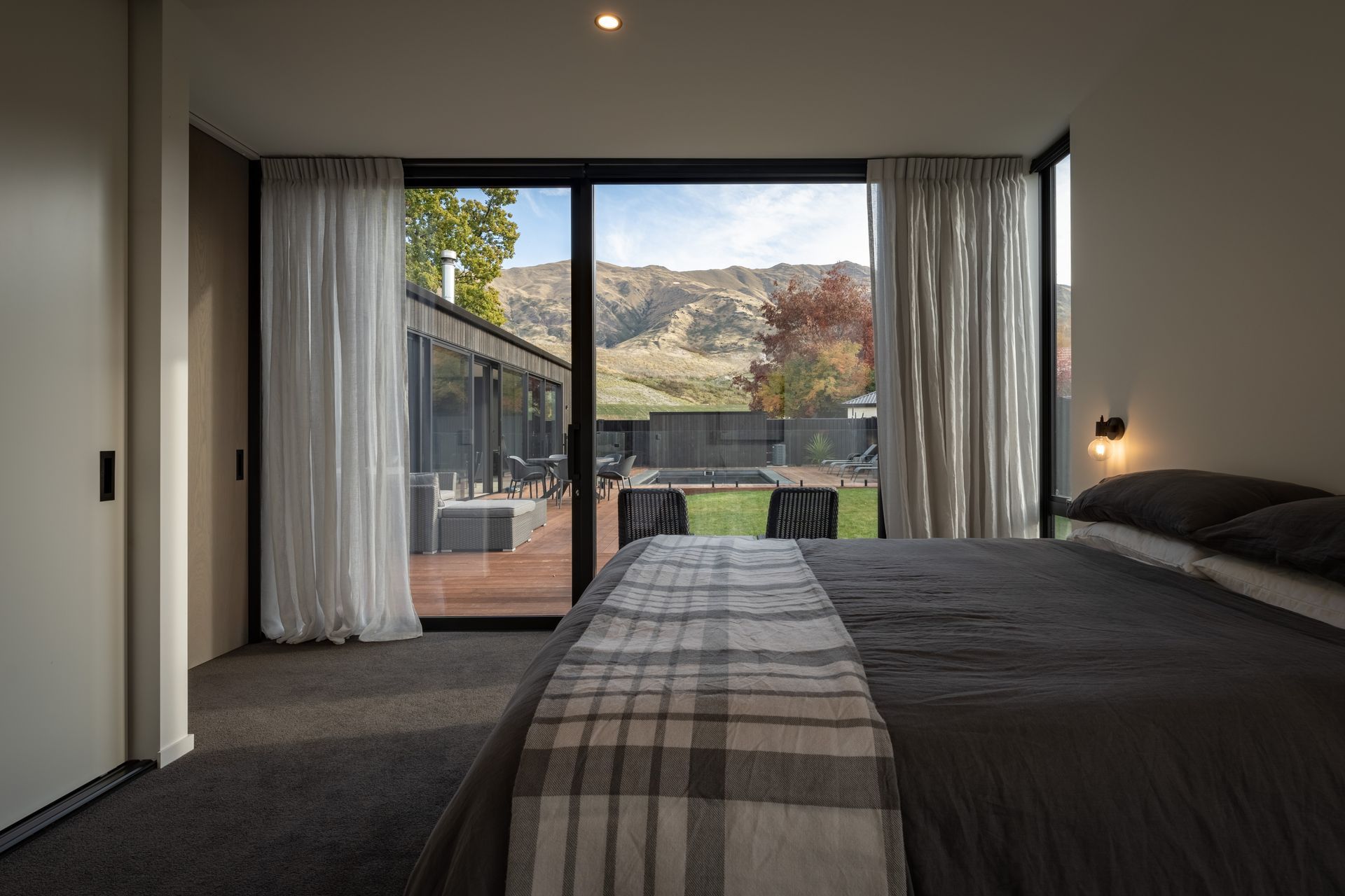 All the bedrooms are cleverly oriented to make the most of the mountain views while maintaining privacy.