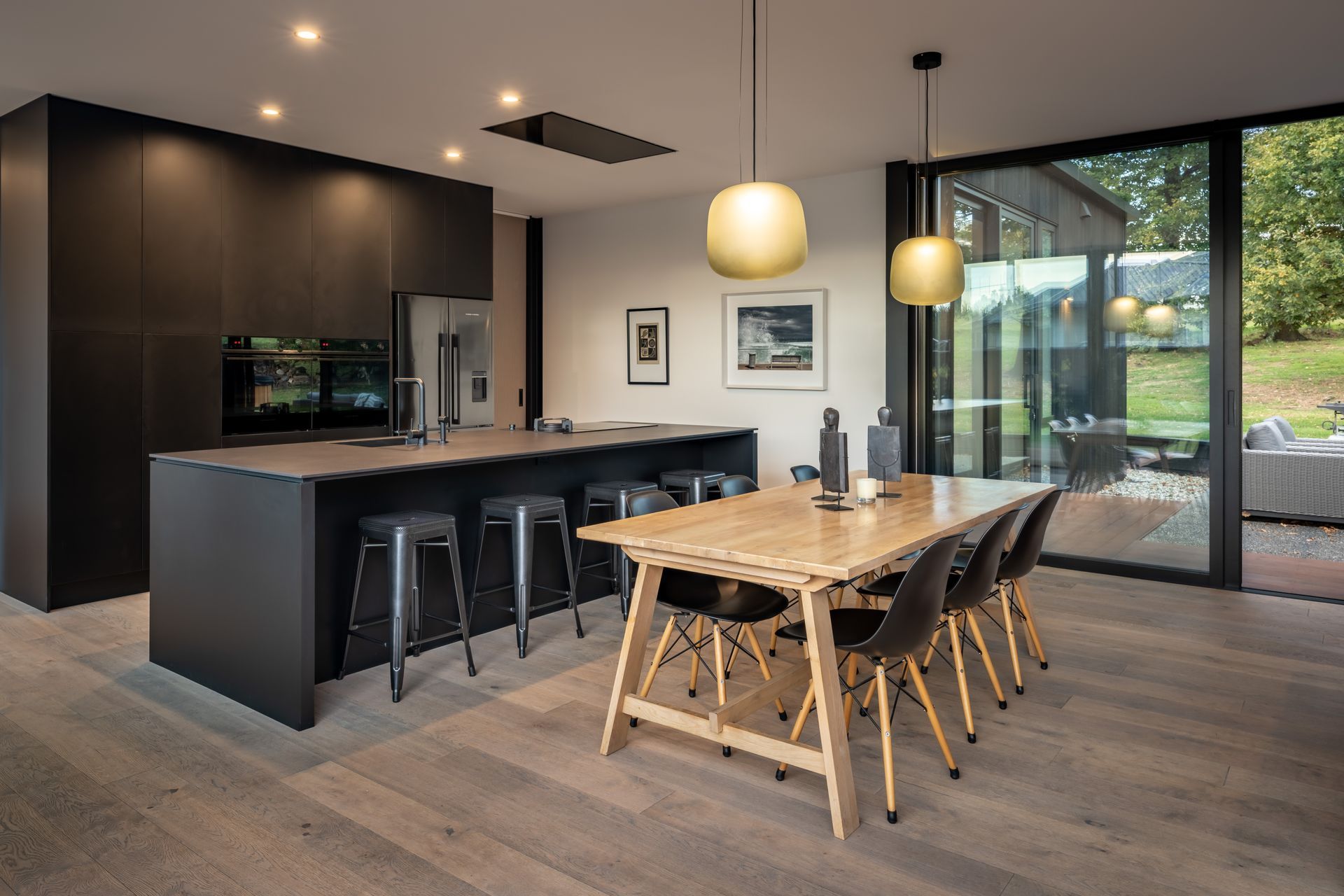 The oak flooring throughout is a nod to the existing oak trees on the reserve. “The rest was kept to a pretty simple palette. They have very nice artwork so it's always good to celebrate that on a white wall.”