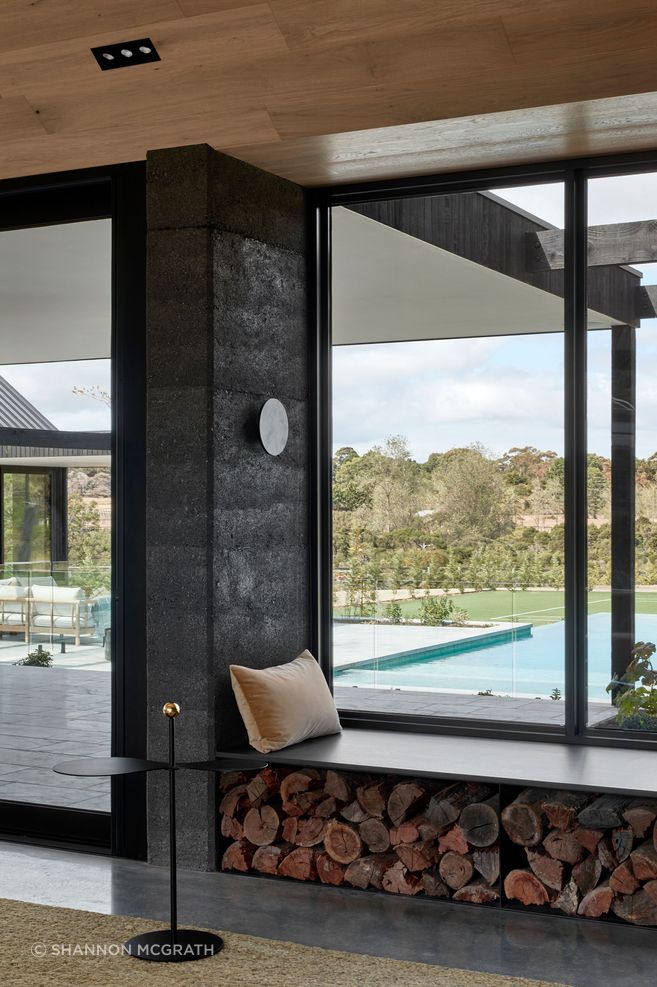 At 2.7 metres high, large-format thermally broken AWS sliding doors dissolve boundaries between interior living spaces and the pool, lawn and entertaining terraces beyond.