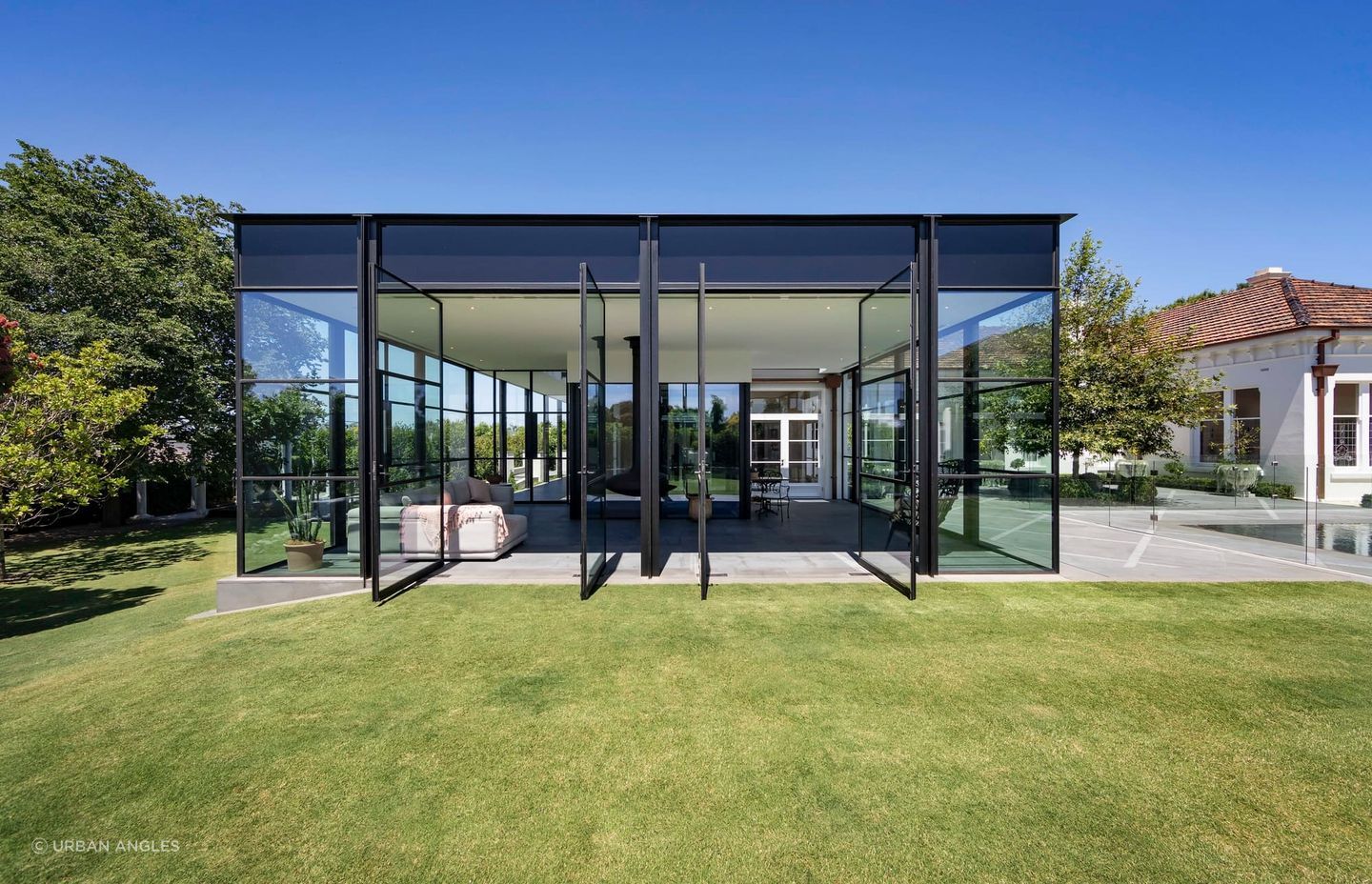 Inside the pavilion is a fireplace. The internal lift leads to the underground garage and wine cellar.