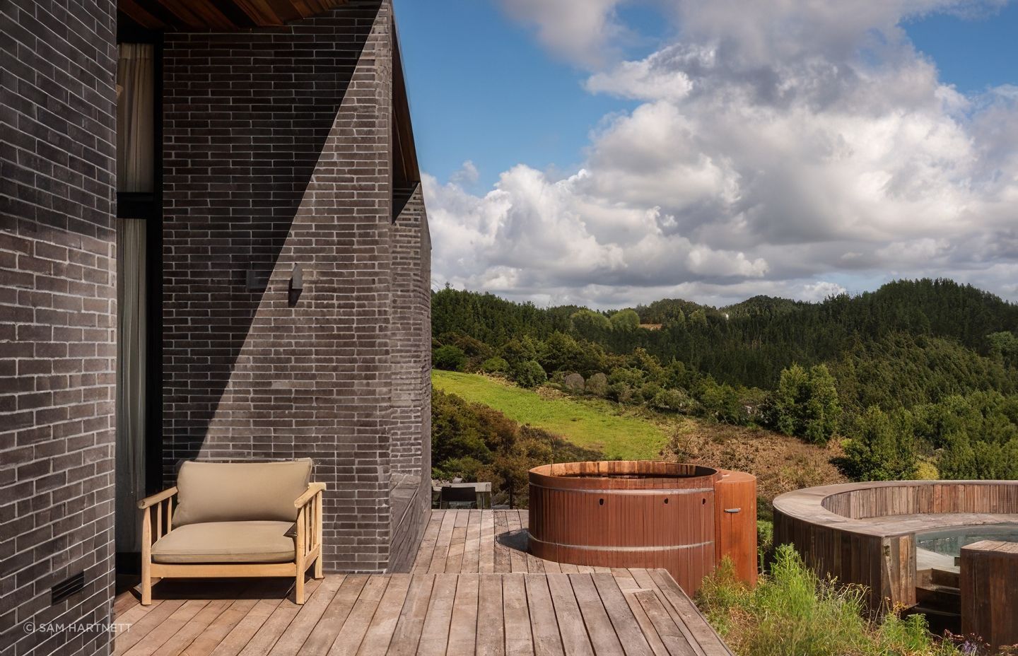 To achieve a ‘perfect’ circle for the pool deck, Tom’s team improvised a tool that could measure the deck’s circumference using two timber planks.