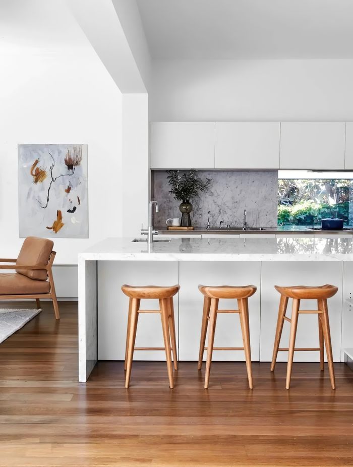 Anna Curnuck’s mixed-media, nature-inspired artwork, Extract I, from Sibu Gallery, add to the serene feeling. Photographer: Sue Stubbs | Writer: Chris Pearson.