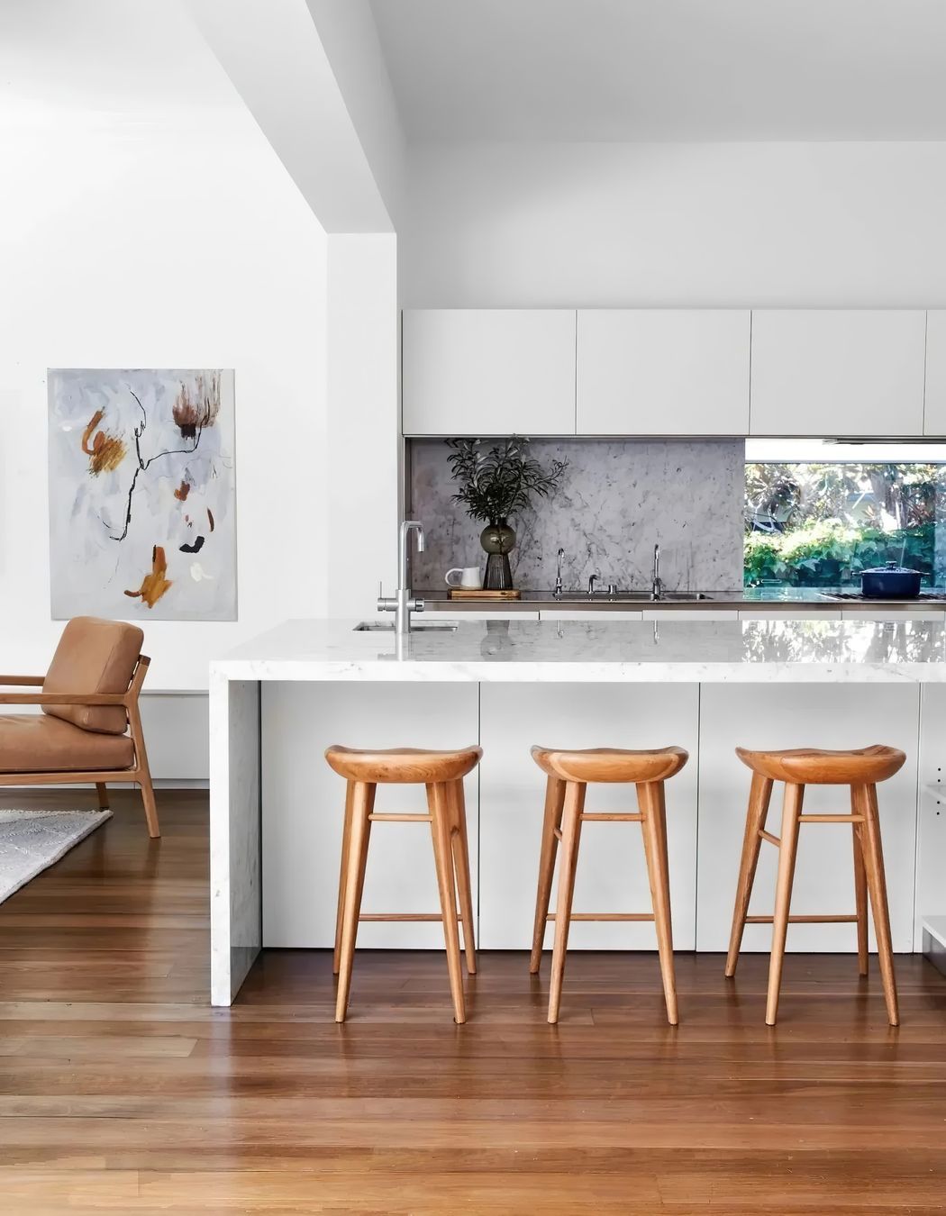 Anna Curnuck’s mixed-media, nature-inspired artwork, Extract I, from Sibu Gallery, add to the serene feeling. Photographer: Sue Stubbs | Writer: Chris Pearson.