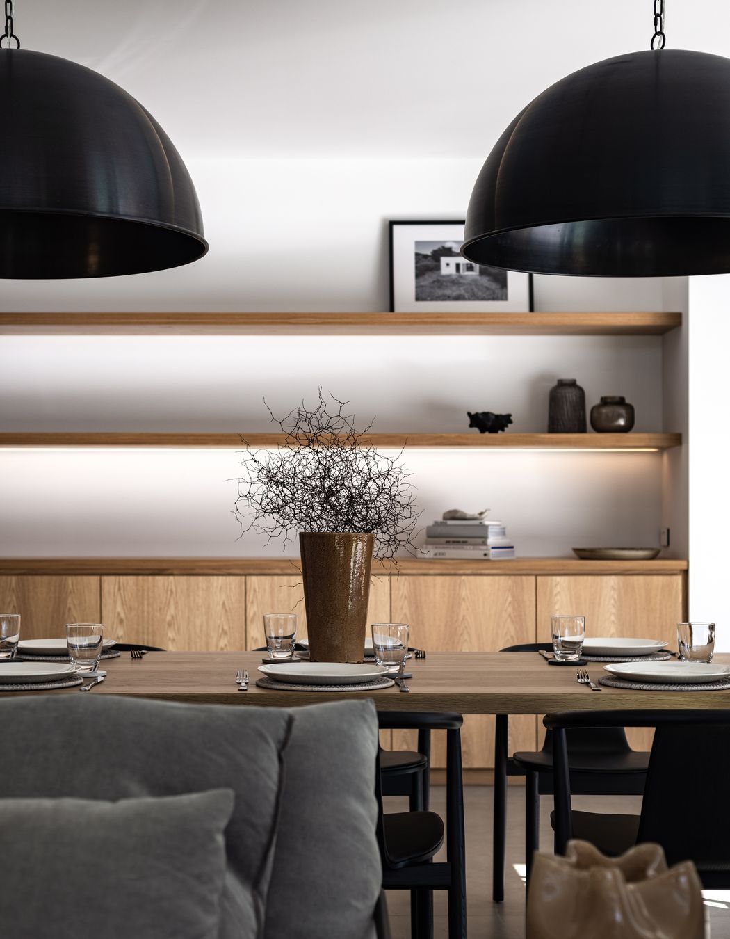 In contrast, the interior material palette is soft and warm. The two are linked through their muted minimalism.