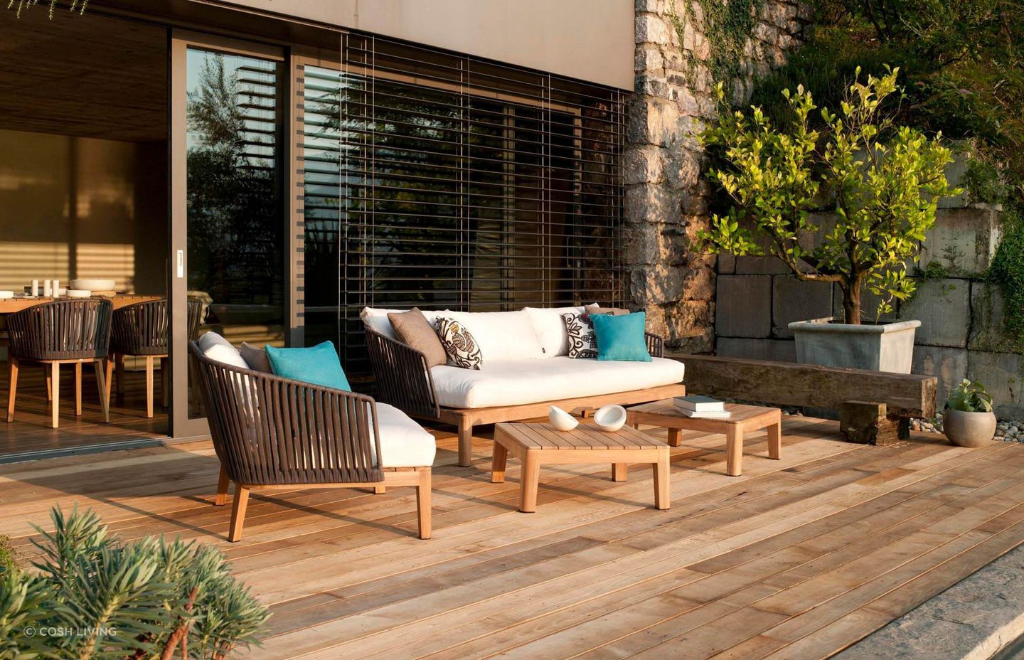 With beautifully finished round edges and a soft and friendly look, the Mood Coffee Table in sustainably-sourced teak makes a great choice