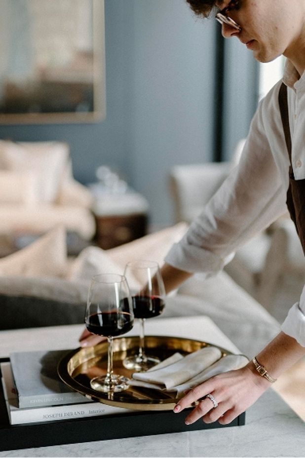 Moss Manor entices newcomers and art lovers to call it home for a while.