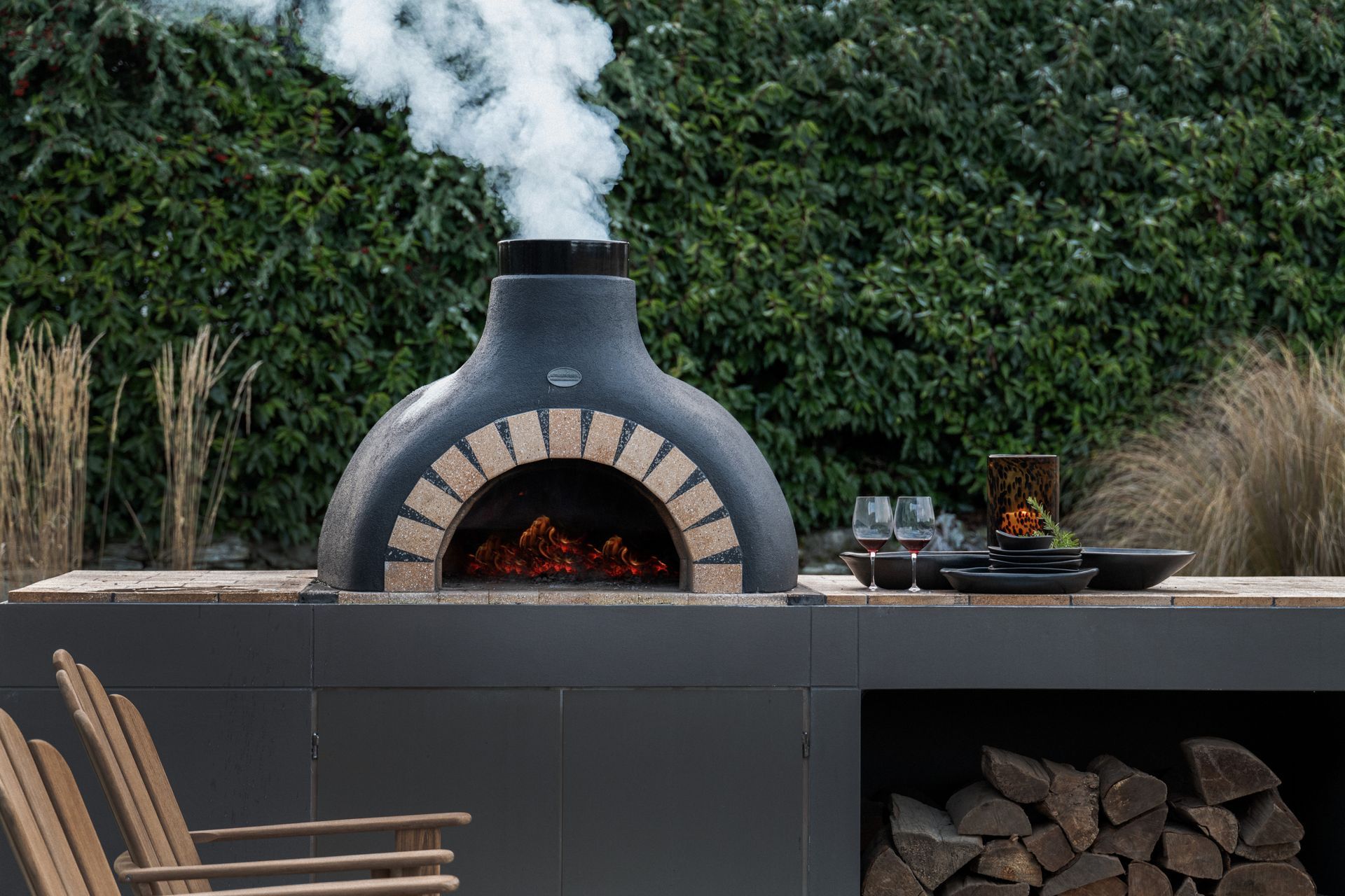 Covenants on the site meant that a large boxy backing board was originally designed behind the pizza oven, but Anna-Carin convinced Millbrook that the biophilic form of the oven was less intrusive in the environment.