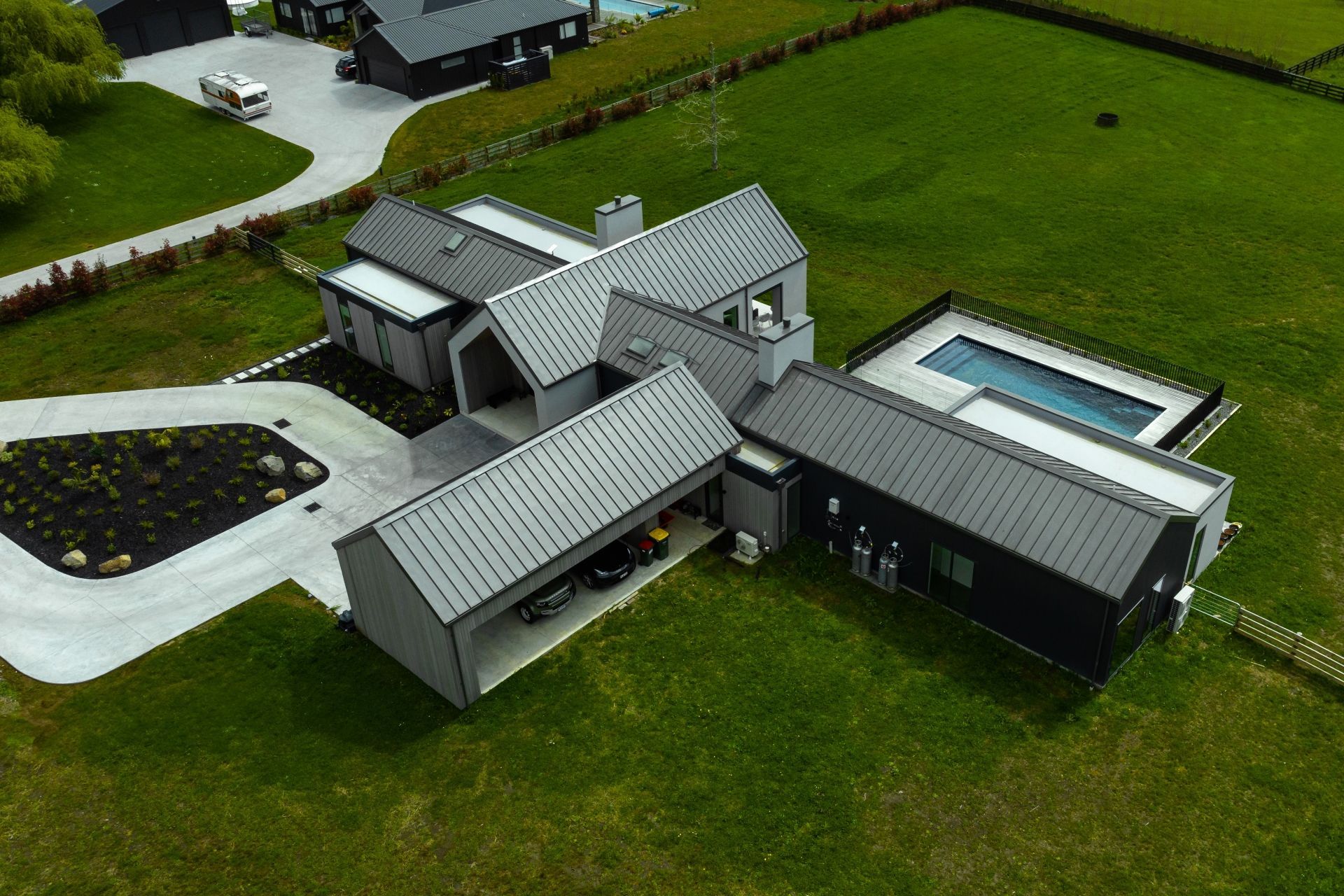 A bird's eye view of the home, with living on the central and left wings, and the bedrooms to the right.