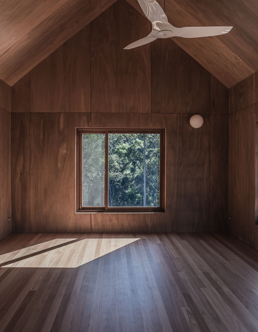 An eco-responsive home that nurtures connection between friends and family