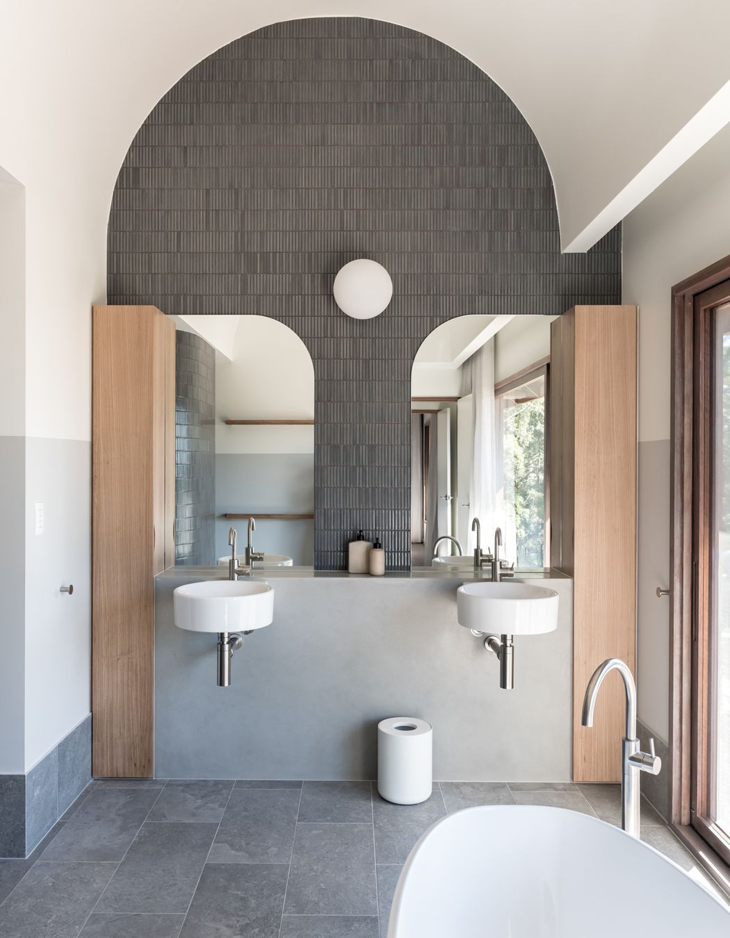 An eco-responsive home that nurtures connection between friends and family