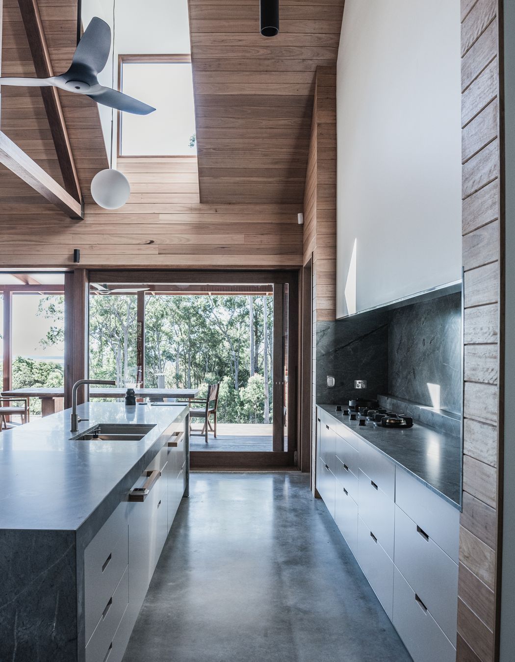 An eco-responsive home that nurtures connection between friends and family