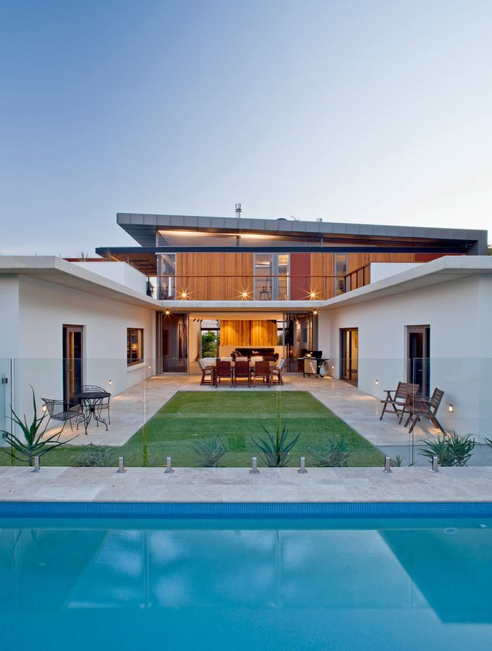 Inhabitants can enjoy outdoor dining on the patio area and a dip in the crystal-clear pool. Photographer: Simon Wood.