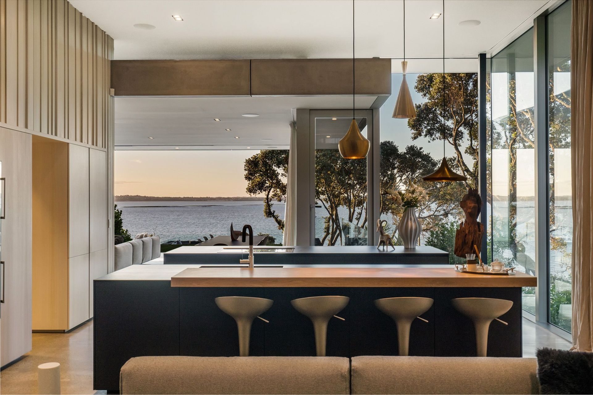 Designer Jenny Anderson of Zomia has created the perfect blend of neutral tones and natural materials to ensure the views and the architecture remain the stars of the show.