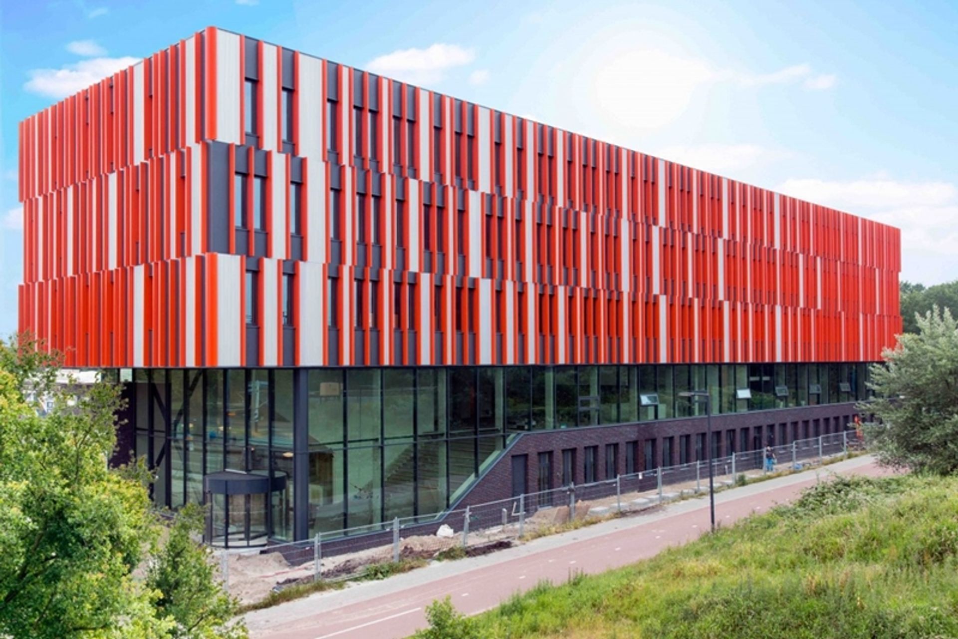 The Meubilerings College in Rotterdam employs two different EURAMAX finishes in unison creating a truly unique visual effect.