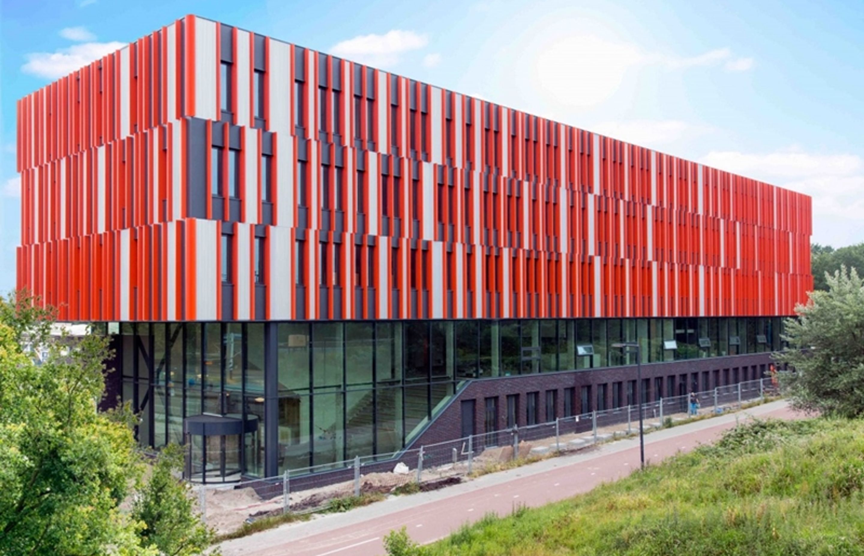 The Meubilerings College in Rotterdam employs two different EURAMAX finishes in unison creating a truly unique visual effect.