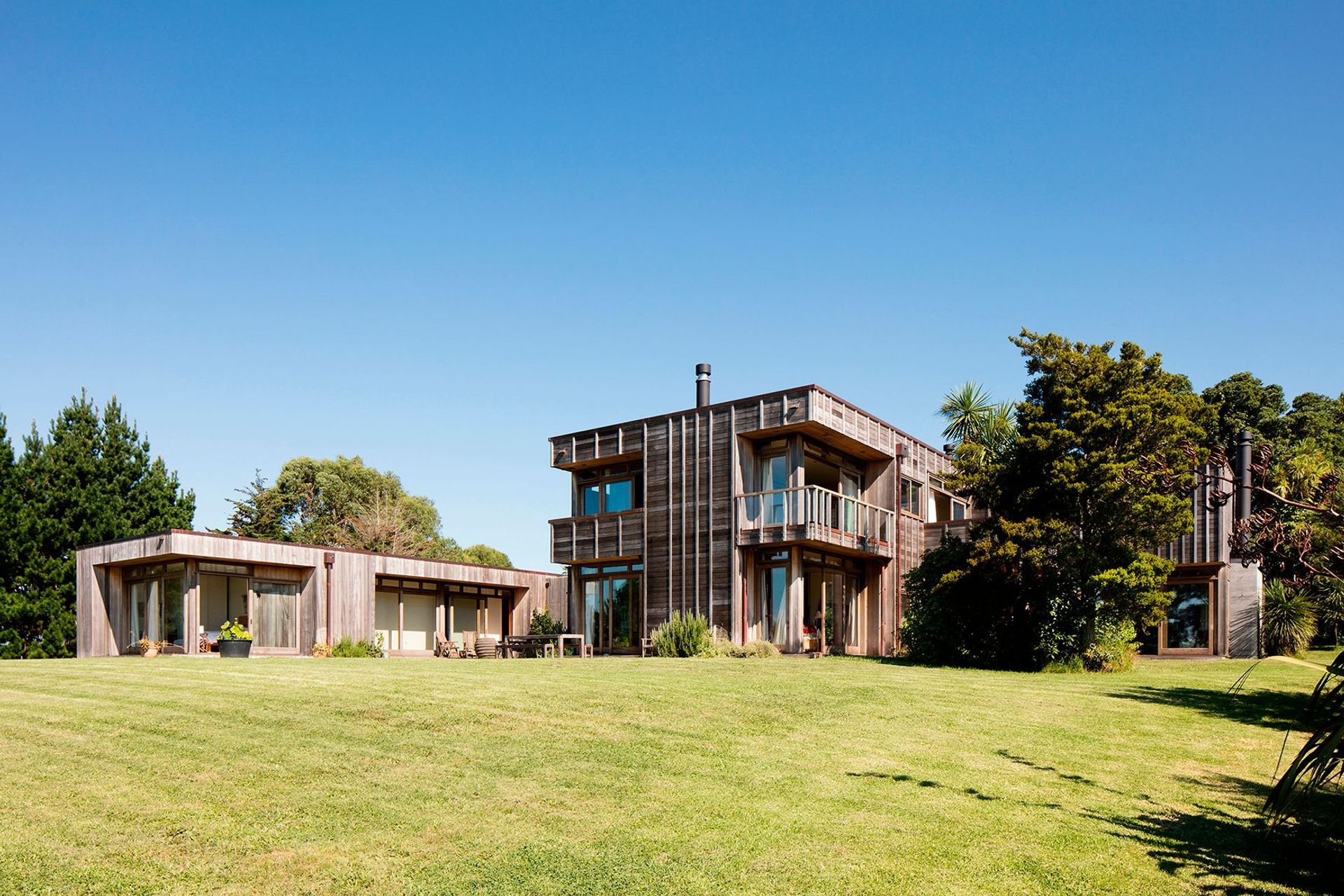 Bach Bach is clad in vertical cedar battens that form a pattern which replicates the rhythmic structure of a phrase from the owner’s favourite Bach concert.