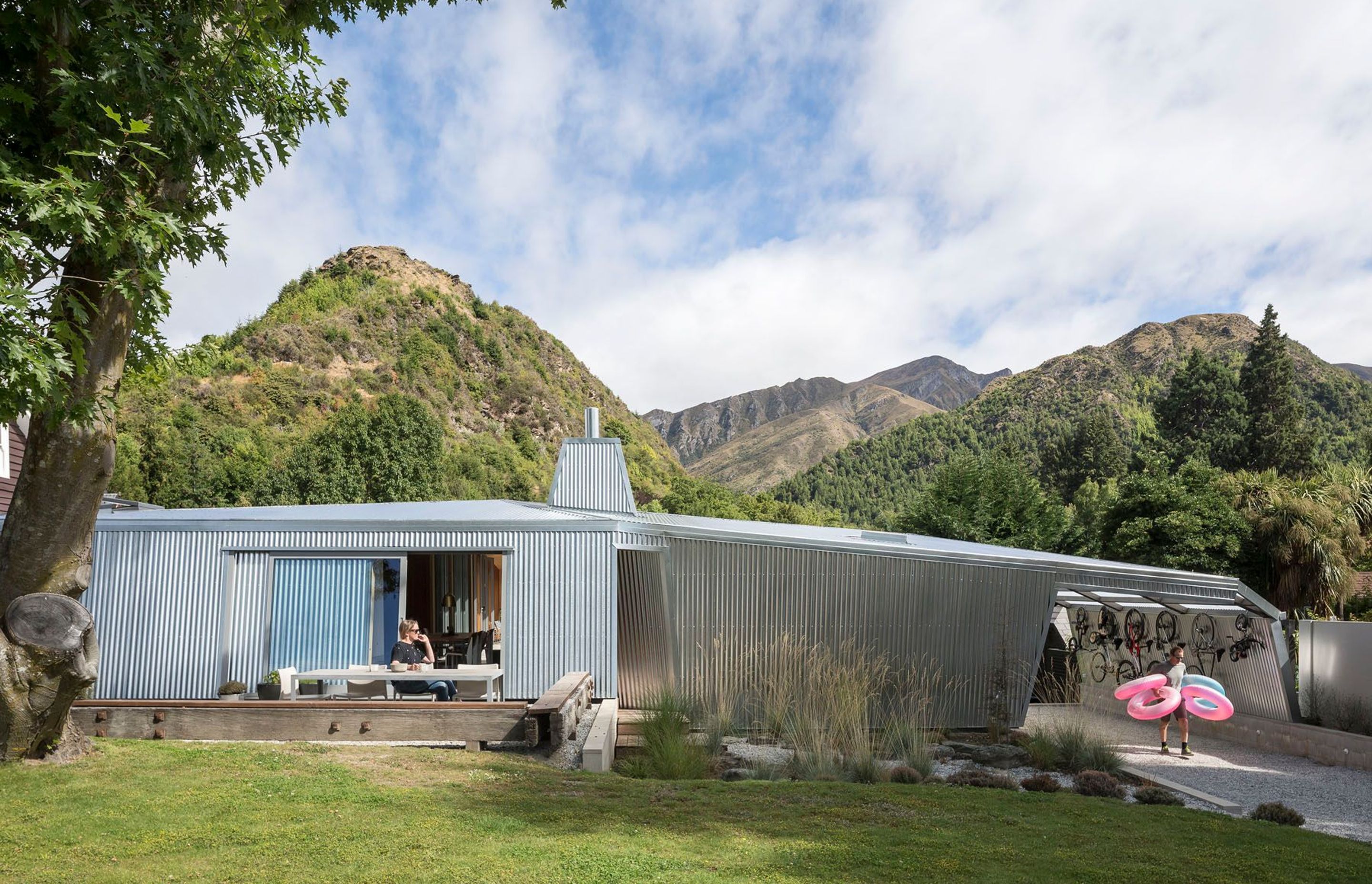 This distinctive corrugated iron-clad house in Arrowtown, central Otago, merges landscape and architecture. Its large, angled, sliding front door has been likened to a crevasse in the glaciers of the Southern Alps. 