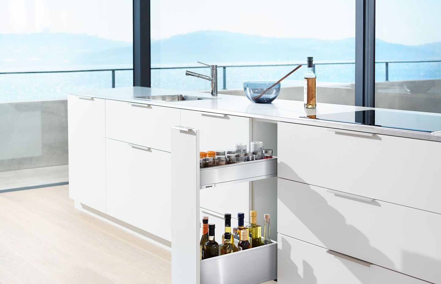 Narrow Cabinet with LEGRABOX