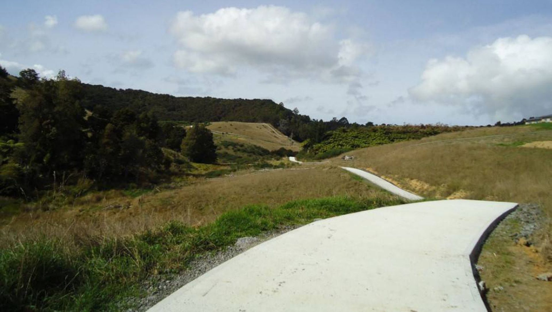 1Km Long Driveway banner