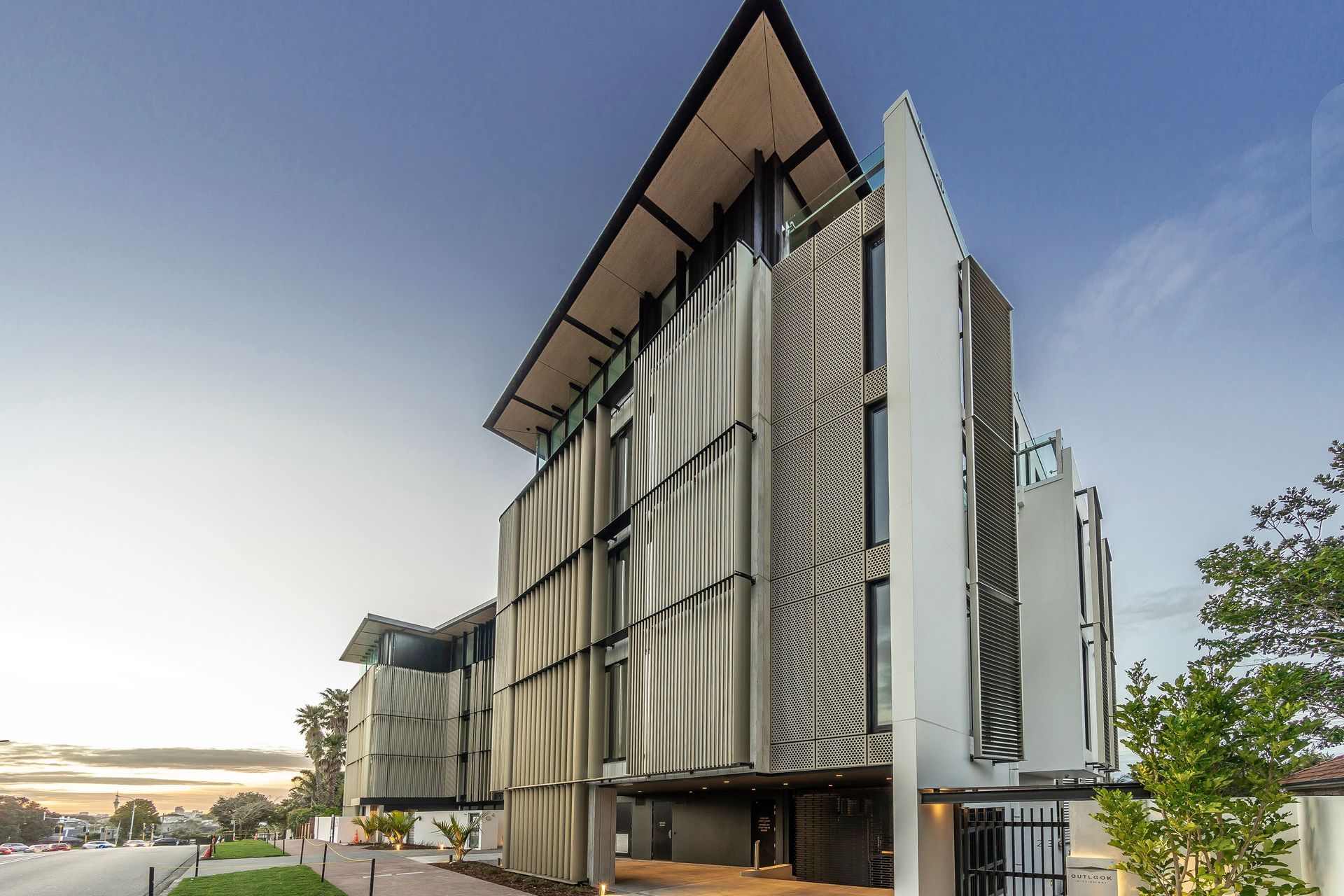 The striking southern facade is defined by bronze anodised aluminium screens that allow for privacy and sun control. 