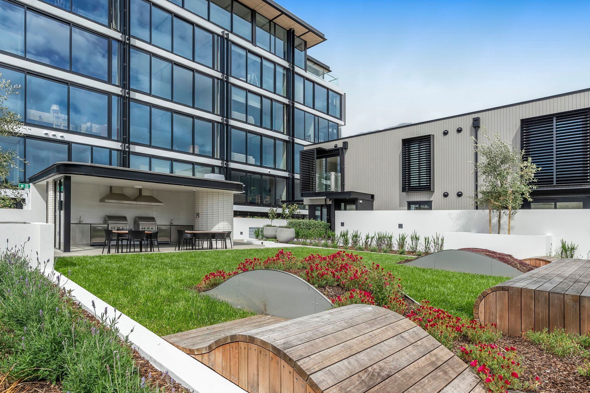 The communal gardens incorporate a central barbcue pavillion that sits within dynamic landscaping designed to appeal to young and old with gently rolling features that are safe but inviting for children to play amongst. 