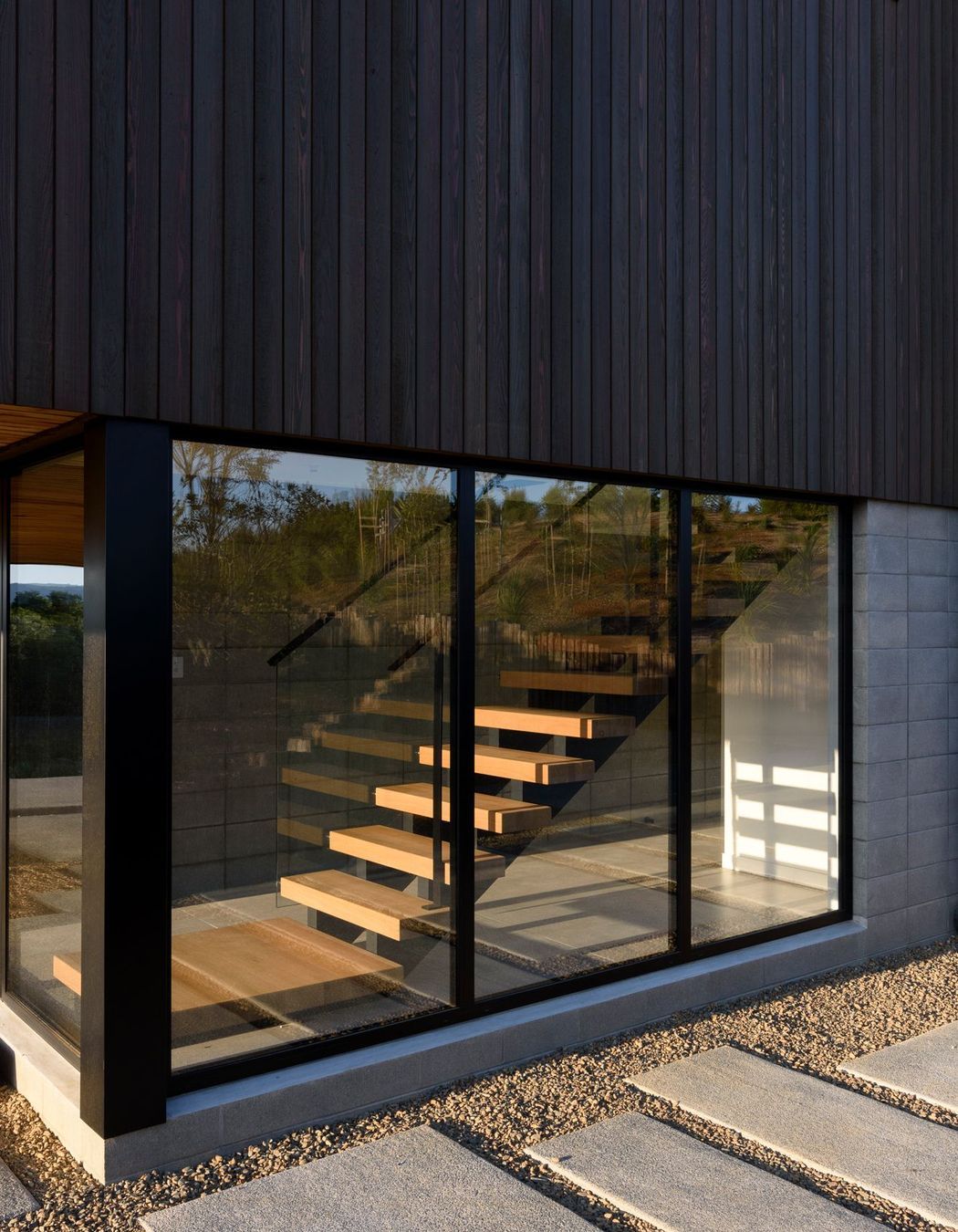 A palette of natural materials and neutral hues fits seamlessly into the coastal environment. 