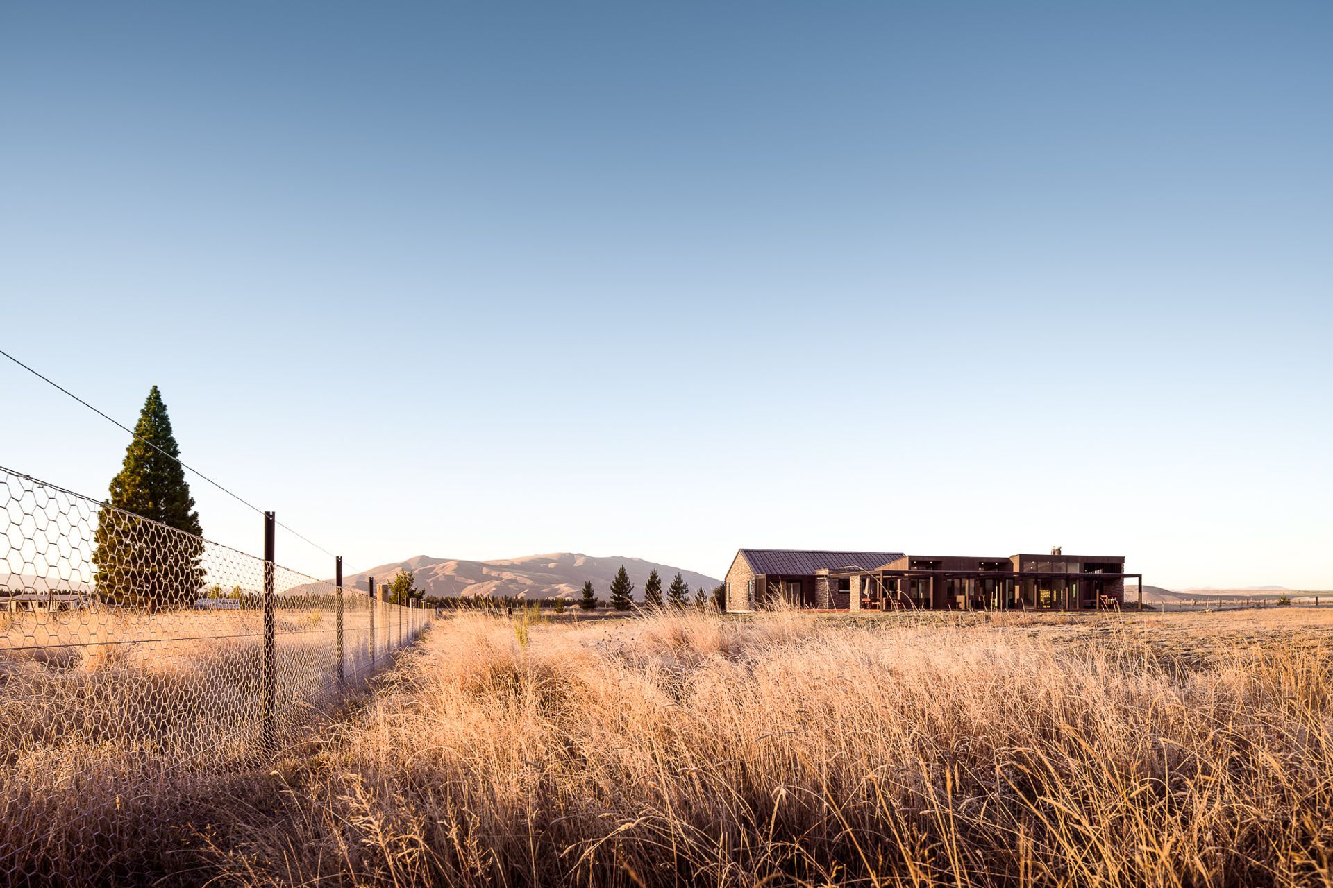 The material palette complements the tussocky surrounds and reflects the natural hues of the neighbouring range.