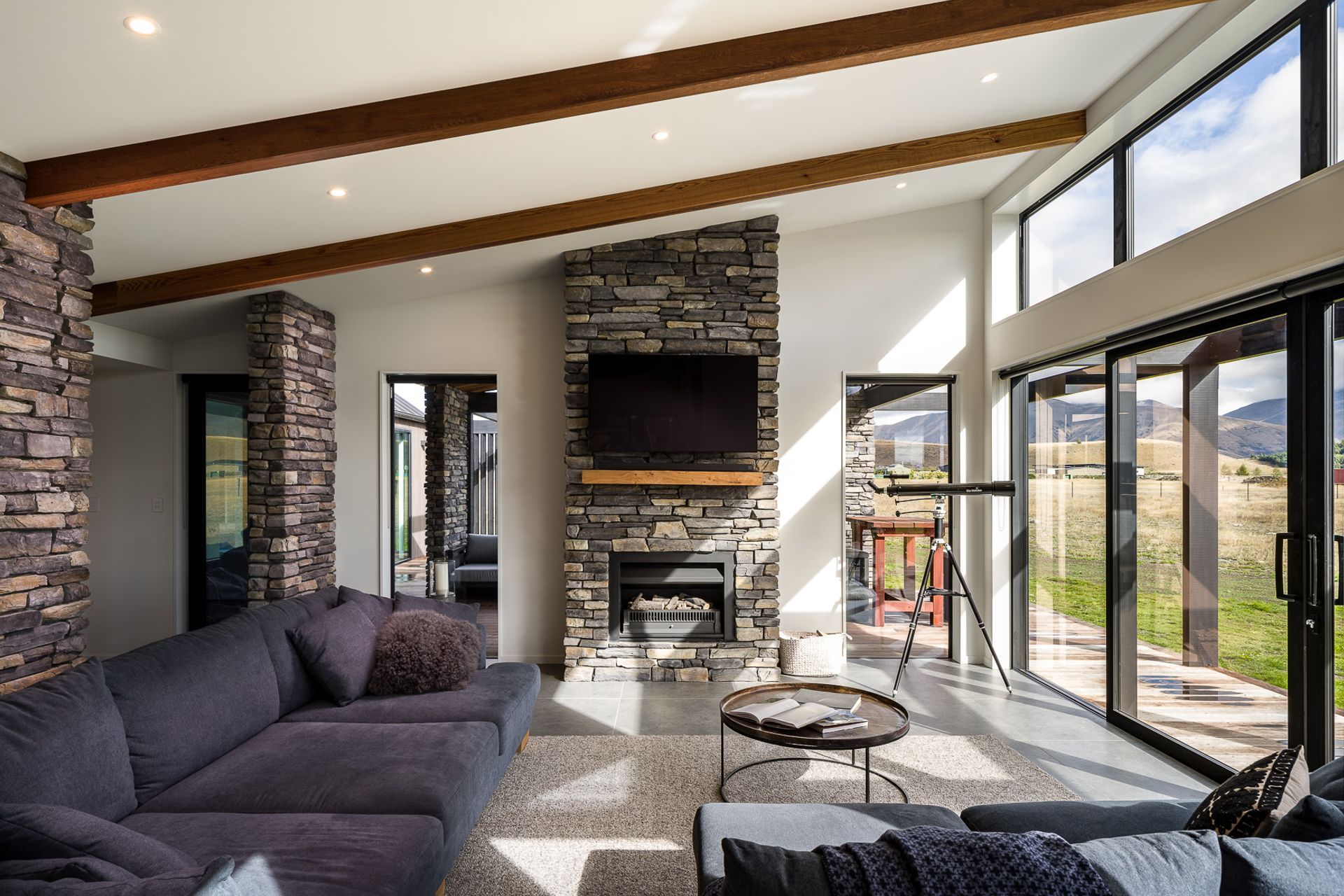 The monopitch ceiling with clerestory windows allows natural light to fully penetrate into the lounge.