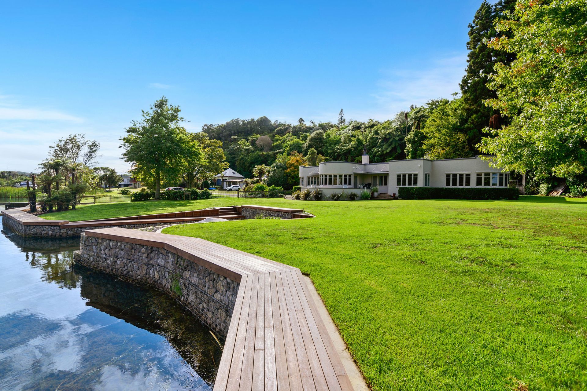 Art Deco beauty on lake front shore