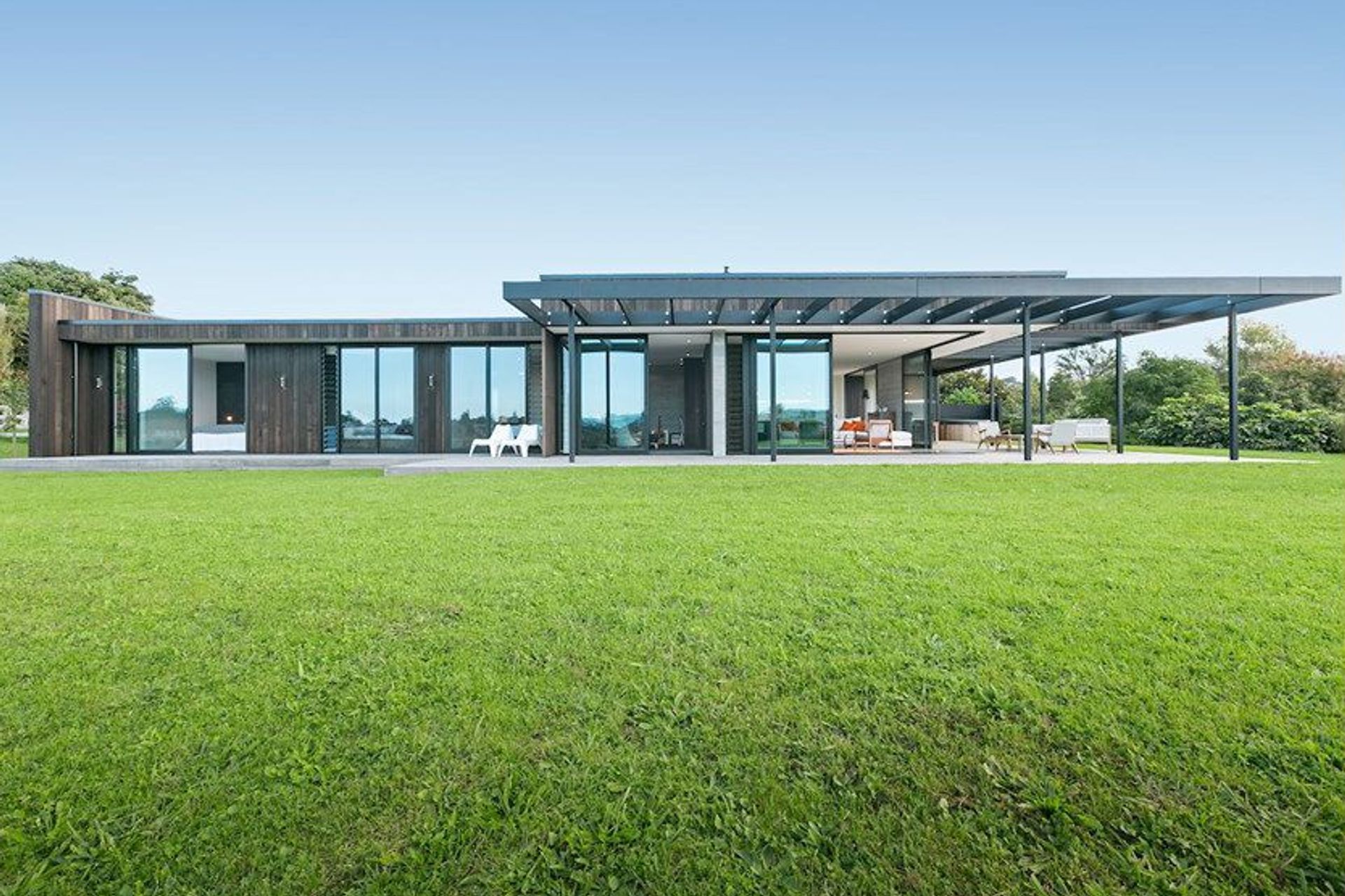 Inspired by California’s mid-century modern architecture movement, this contemporary Katikati home employs clean lines, light airy volumes and extensive glazing.