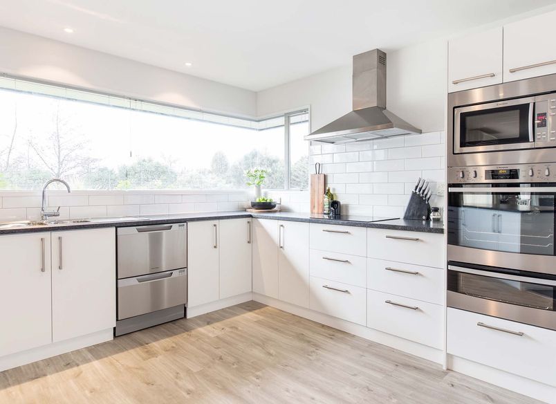 Contemporary Entertainer’s Kitchen