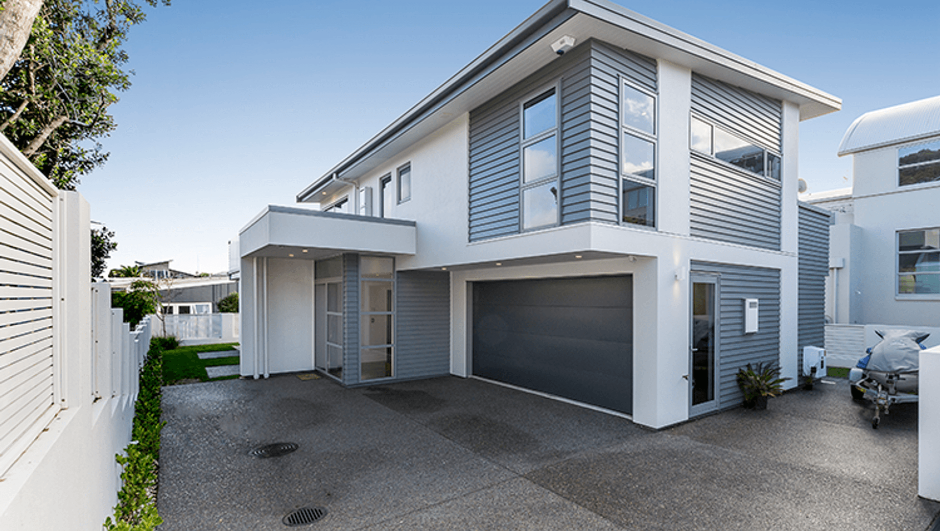 Cloaked in time-tested timber weatherboard and aerated concrete, this residence promises to stand up to the coastal environment