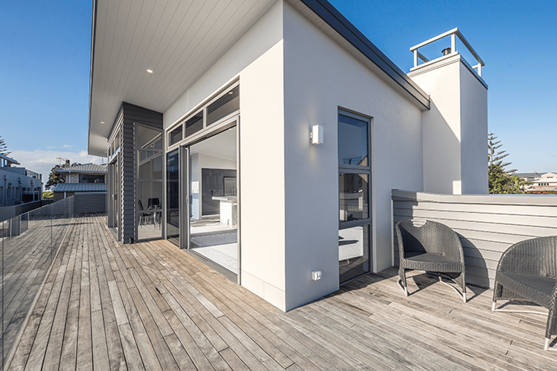 Hues of grey coupled with white stone sit perfectly in this seaside location, a nod to the gulls that visit the beach.