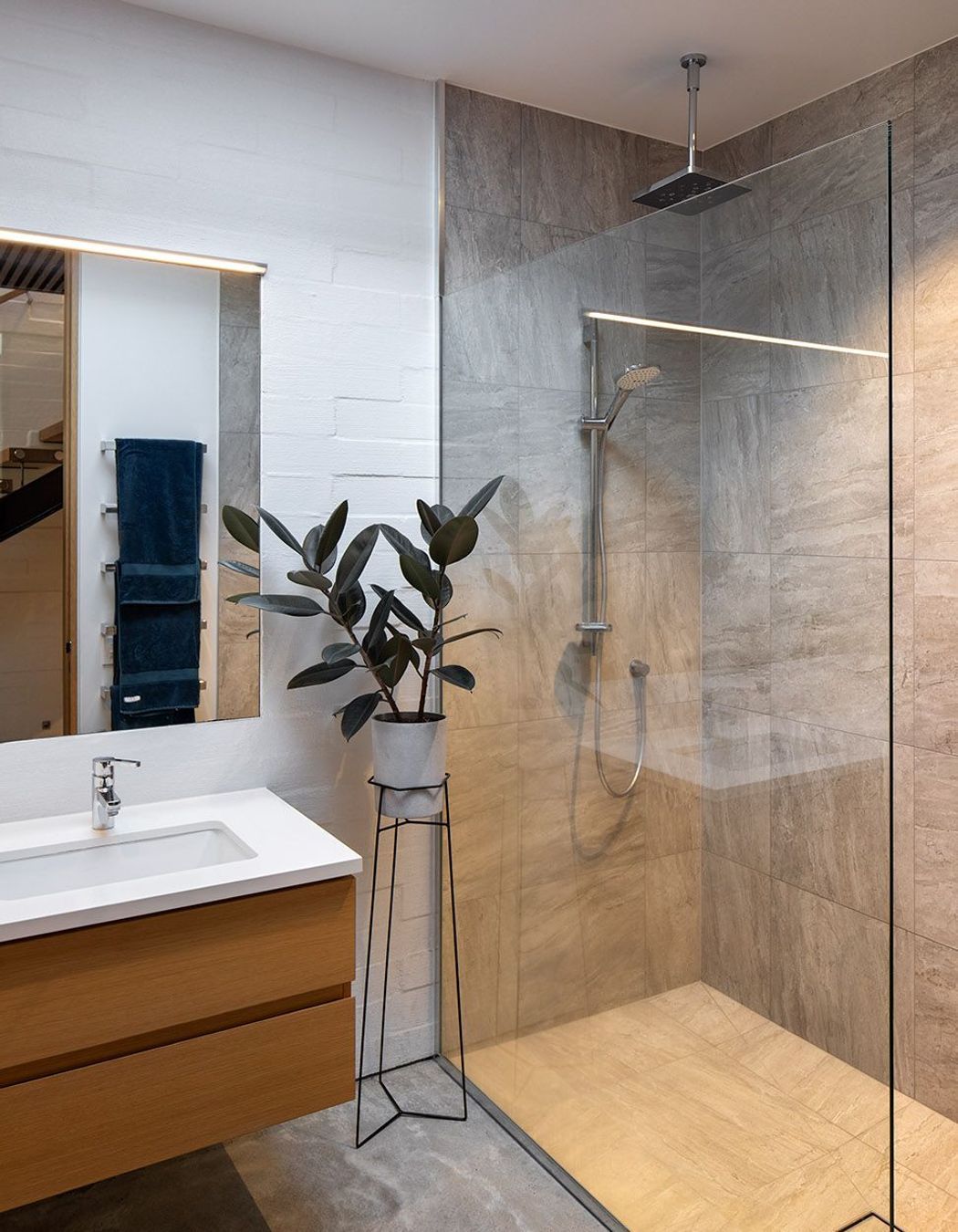 Here, a natural, neutral palette abounds.