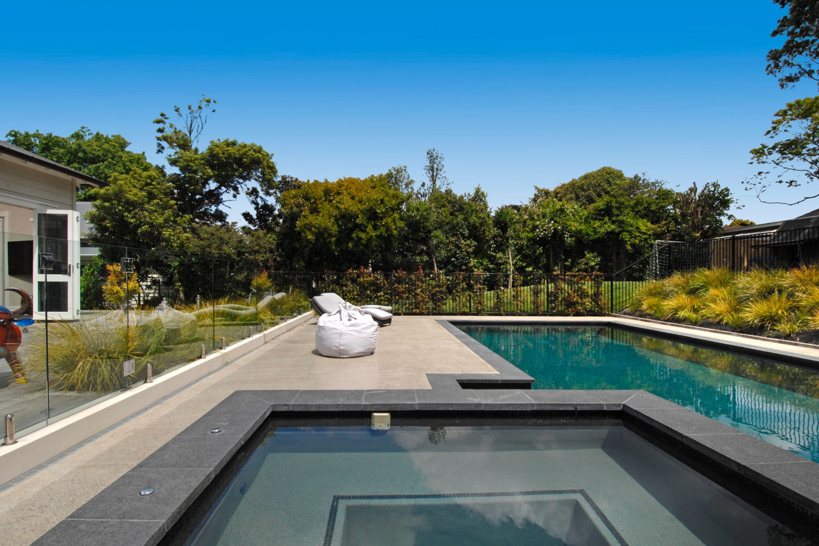 Custom Pool & Spa 