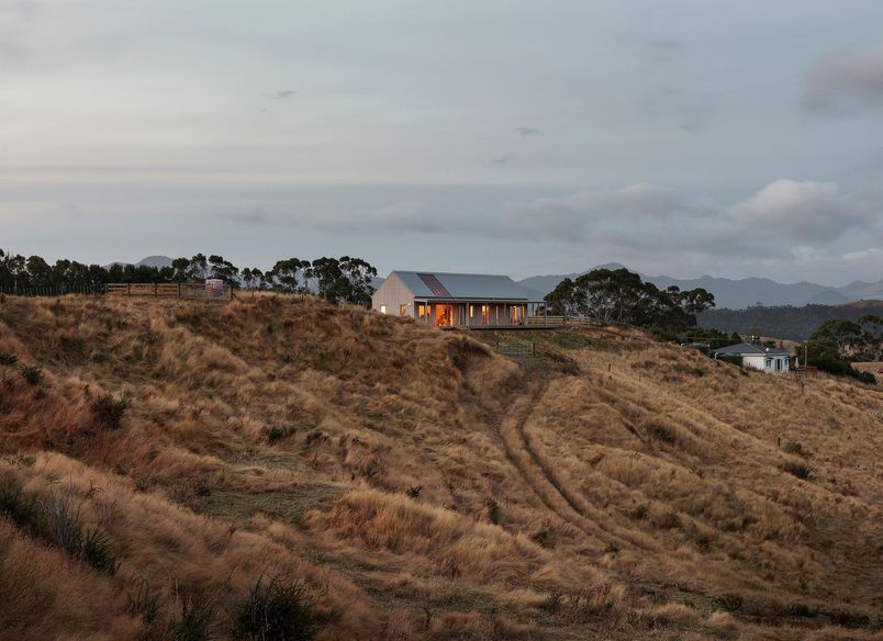Karangahake House: A Silver Barn on the Edge of the Forest