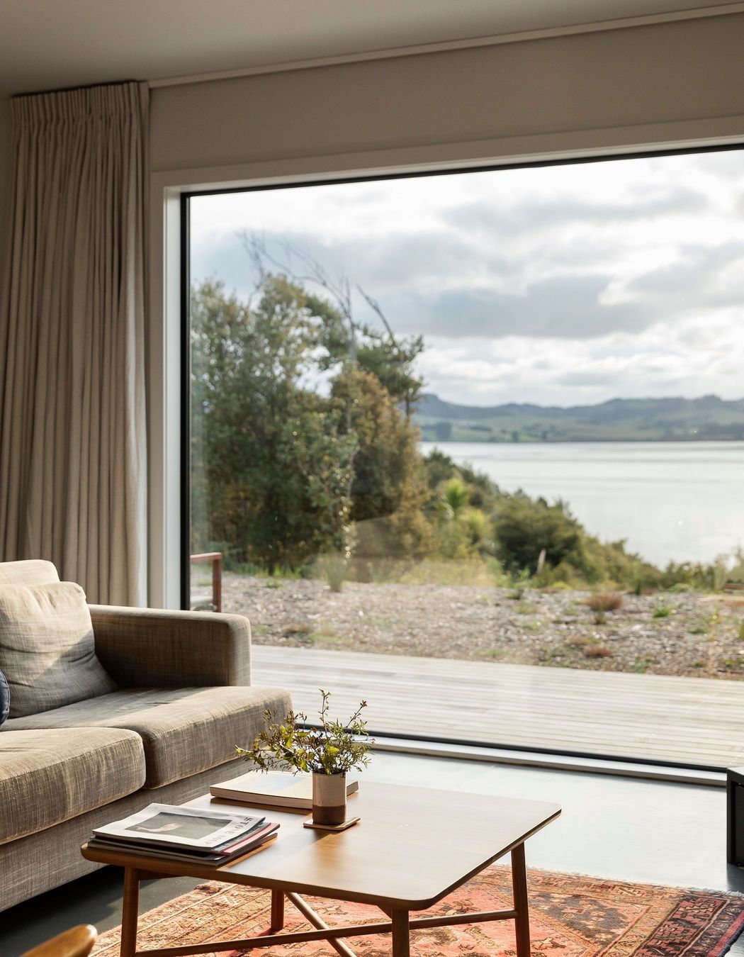 Designed as a space in which to do yoga and take in the views, the living area is both insular and open to the surrounds.