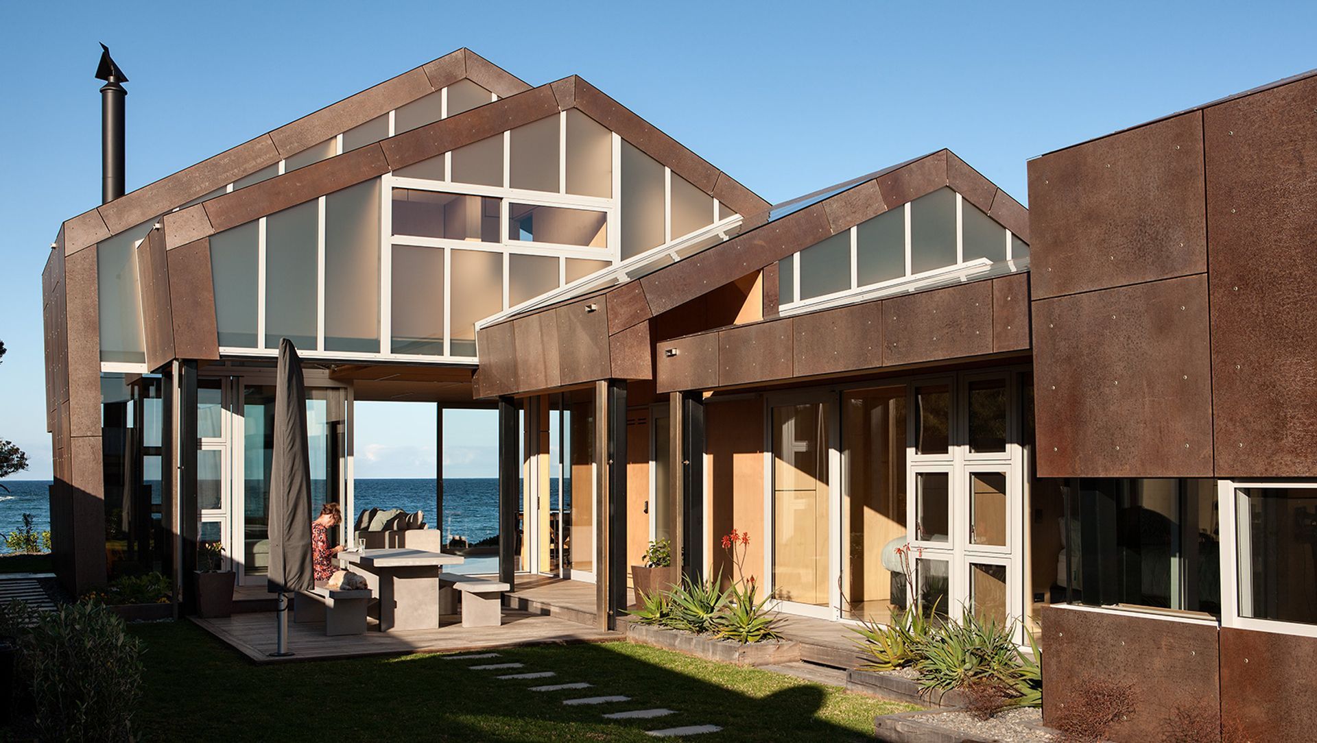 Rugged response: Fe3O4 House banner