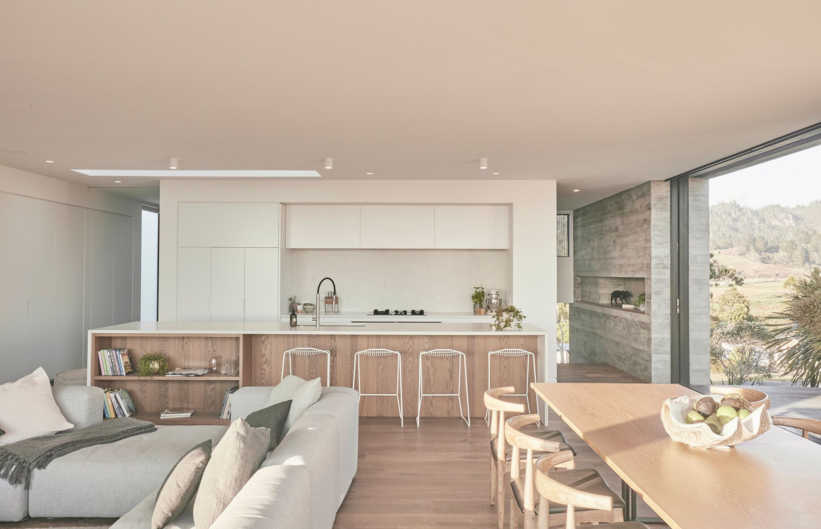 A five-metre long kitchen island is aligned parallel with the beach to allow for connection with the coastal landscape from the sink and servicing area.