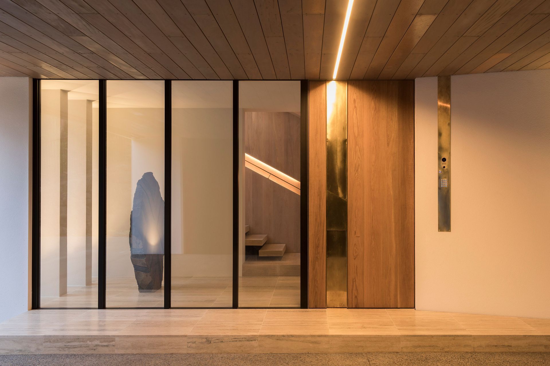The front entrance looks into a gallery-like atrium with travertine florring.