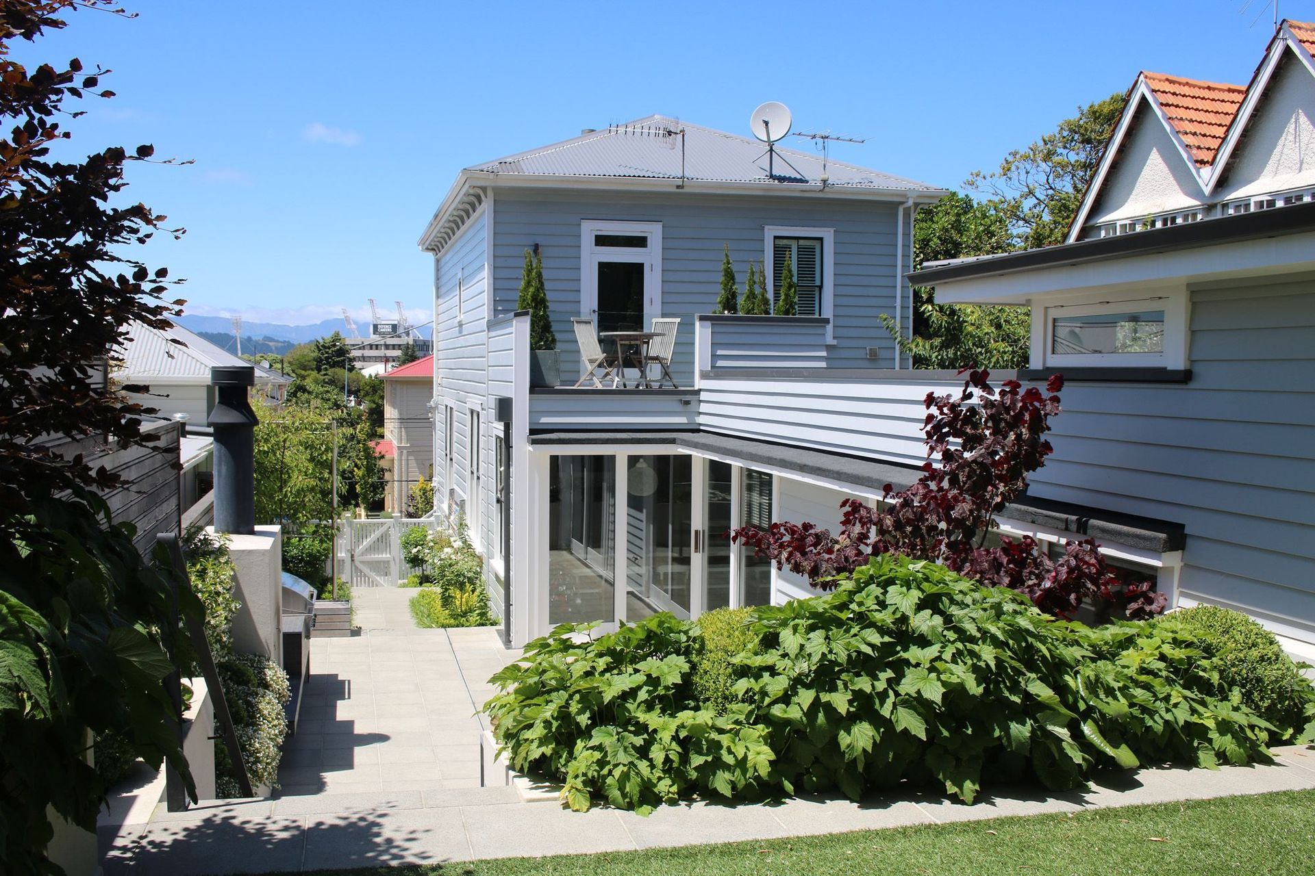 Looking back towards the house from the top terrace. Architecture &amp; associated landscape architecture by Tse : Wallace Architects.