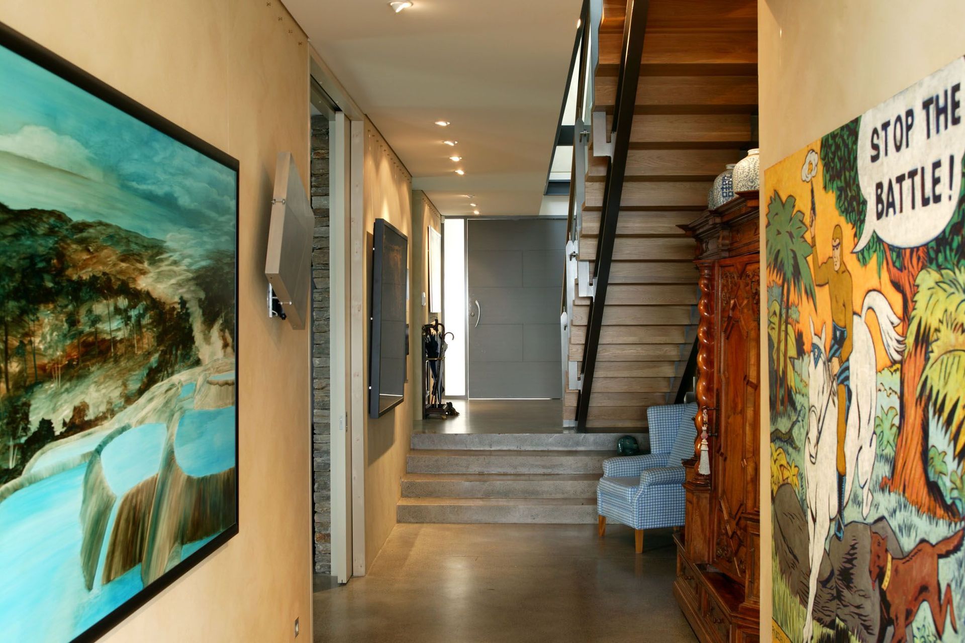 Looking towards entry with extensive art collection