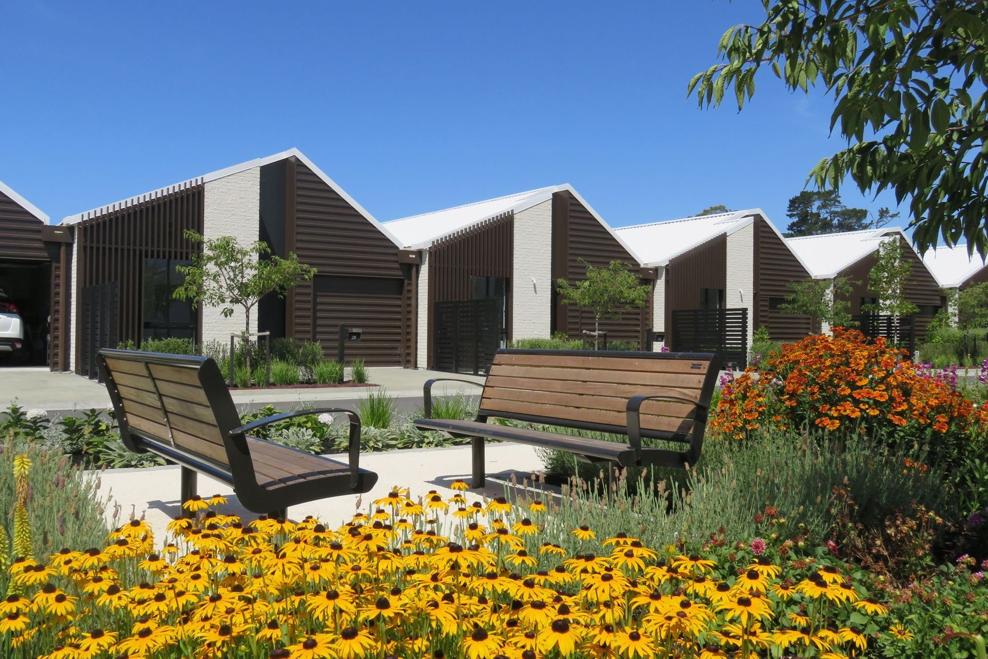 Casual meeting spaces have been set out at intervals to provide moments of relaxation and interaction.