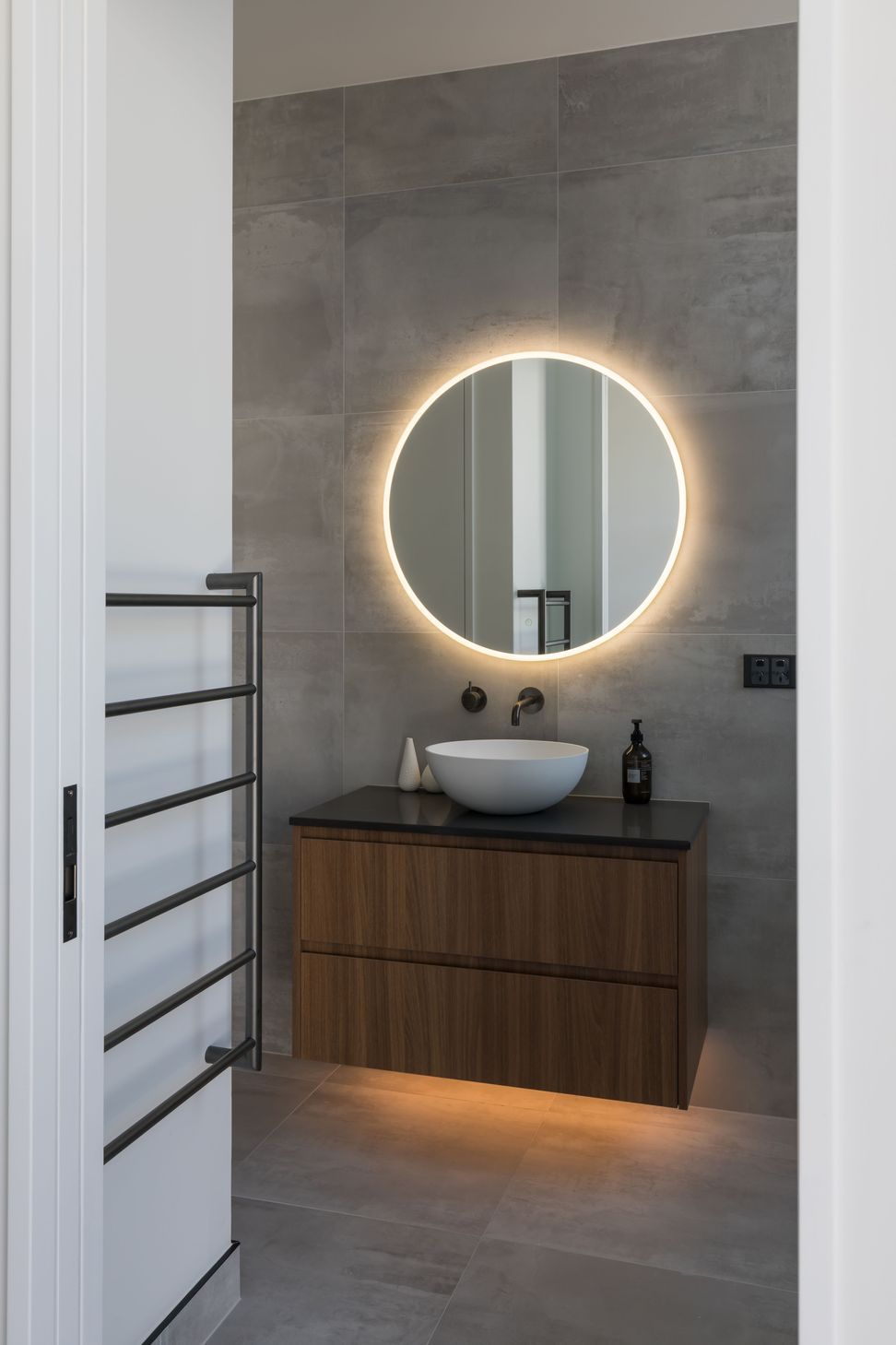 Middle floor bathroom - warm LED lighting