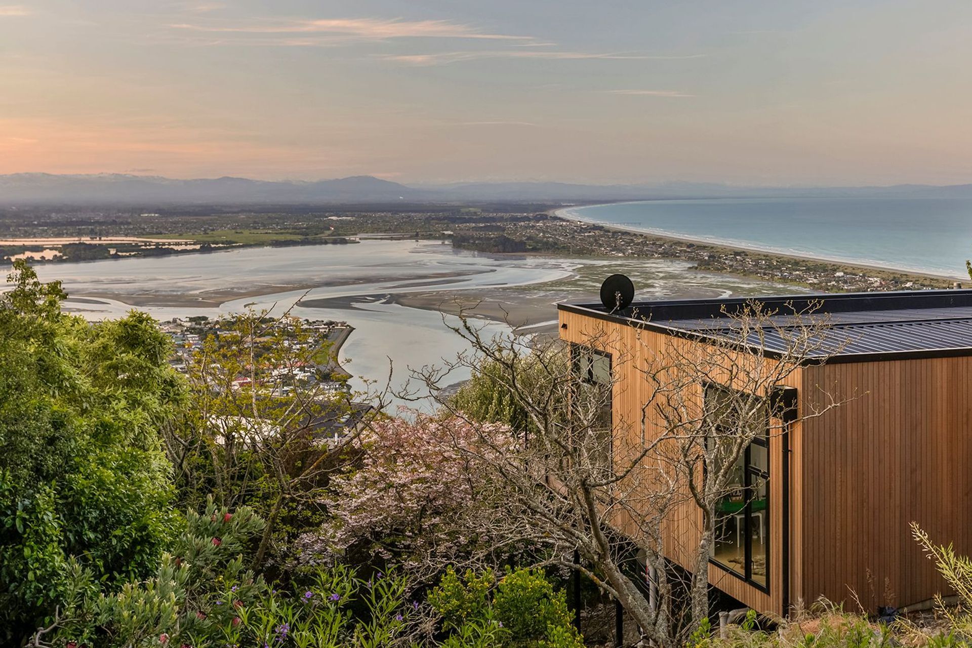 Jack House enjoys a north-facing aspect, ensuring it captures the all-day sun and the outstanding views of the ocean and the surrounding landscape